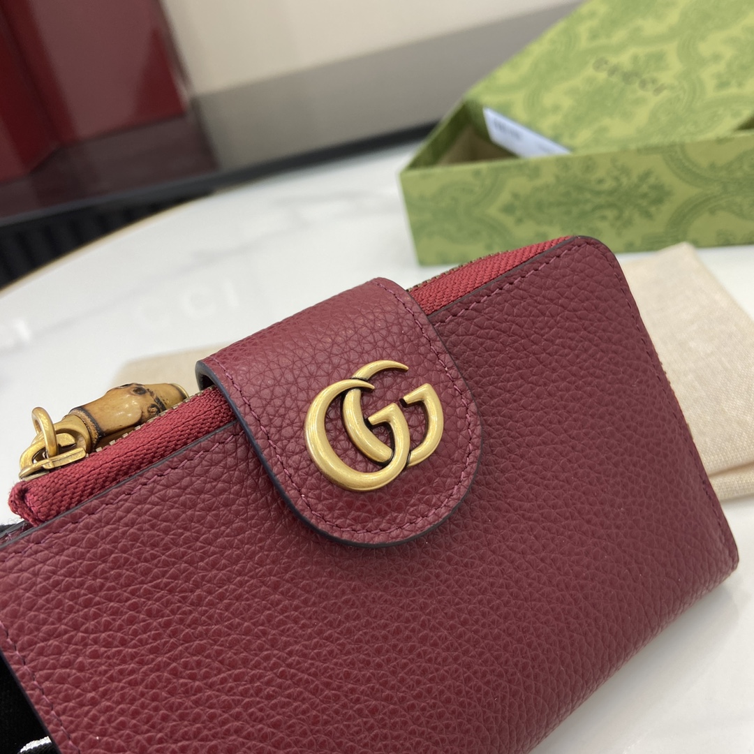 p480 Cartera GUCCI MarmontLa cartera GG Marmont está confeccionada en piel negra clásica y duradera, añadiendo otro clásico a la colección AriaEl accesorio de la doble G, derivado del diseño de hebilla de cinturón de los años 70, se ha reinterpretado en esta cartera utilizando el mismo tono de material de resina en una nueva interpretación del diseño clásico combinado con una paleta monocromática de colores que resalta el estilo moderno y elegante.Modelo: 739498Tamaño: 13*8,5*2cmColor: Negro/