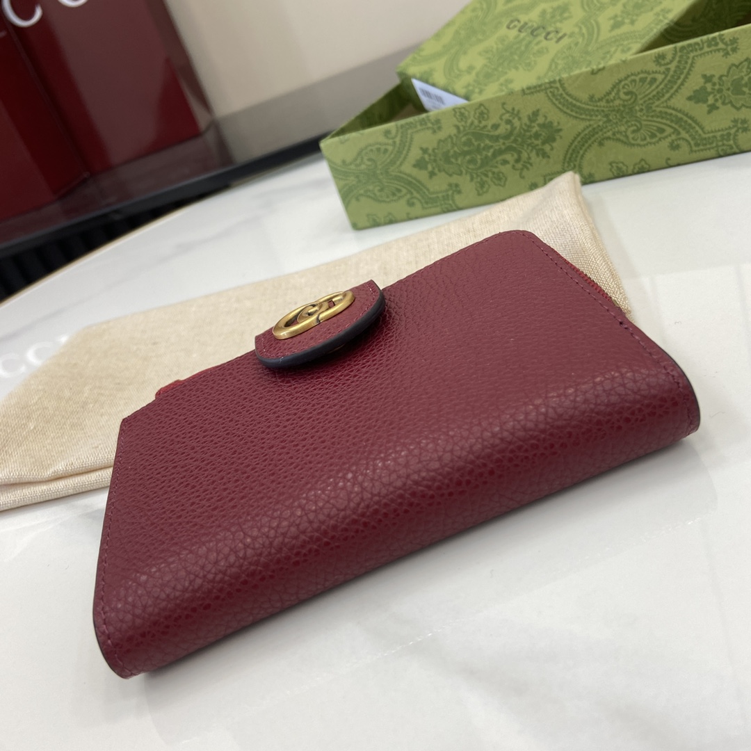 p480 Cartera GUCCI MarmontLa cartera GG Marmont está confeccionada en piel negra clásica y duradera, añadiendo otro clásico a la colección AriaEl accesorio de la doble G, derivado del diseño de hebilla de cinturón de los años 70, se ha reinterpretado en esta cartera utilizando el mismo tono de material de resina en una nueva interpretación del diseño clásico combinado con una paleta monocromática de colores que resalta el estilo moderno y elegante.Modelo: 739498Tamaño: 13*8,5*2cmColor: Negro/