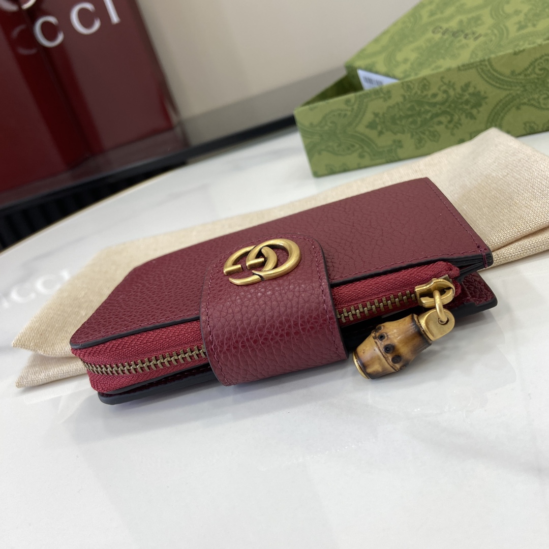 p480 Cartera GUCCI MarmontLa cartera GG Marmont está confeccionada en piel negra clásica y duradera, añadiendo otro clásico a la colección AriaEl accesorio de la doble G, derivado del diseño de hebilla de cinturón de los años 70, se ha reinterpretado en esta cartera utilizando el mismo tono de material de resina en una nueva interpretación del diseño clásico combinado con una paleta monocromática de colores que resalta el estilo moderno y elegante.Modelo: 739498Tamaño: 13*8,5*2cmColor: Negro/