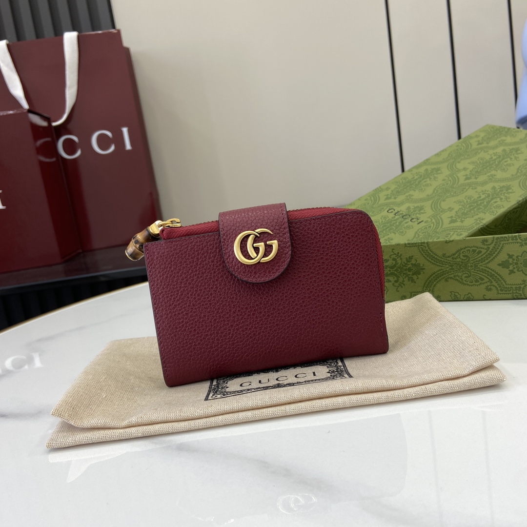 p480 Cartera GUCCI MarmontLa cartera GG Marmont está confeccionada en piel negra clásica y duradera, añadiendo otro clásico a la colección AriaEl accesorio de la doble G, derivado del diseño de hebilla de cinturón de los años 70, se ha reinterpretado en esta cartera utilizando el mismo tono de material de resina en una nueva interpretación del diseño clásico combinado con una paleta monocromática de colores que resalta el estilo moderno y elegante.Modelo: 739498Tamaño: 13*8,5*2cmColor: Negro/