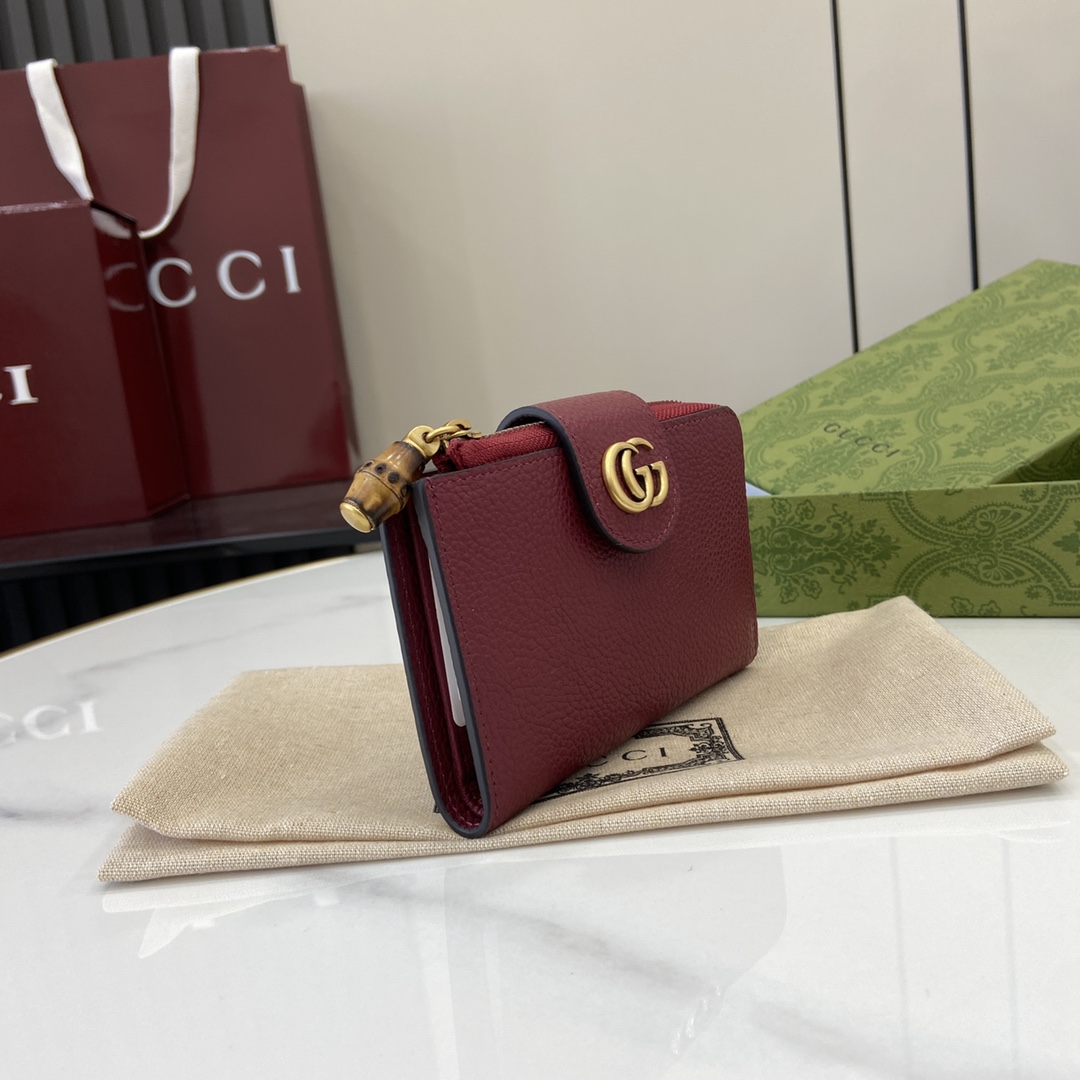 p480 Cartera GUCCI MarmontLa cartera GG Marmont está confeccionada en piel negra clásica y duradera, añadiendo otro clásico a la colección AriaEl accesorio de la doble G, derivado del diseño de hebilla de cinturón de los años 70, se ha reinterpretado en esta cartera utilizando el mismo tono de material de resina en una nueva interpretación del diseño clásico combinado con una paleta monocromática de colores que resalta el estilo moderno y elegante.Modelo: 739498Tamaño: 13*8,5*2cmColor: Negro/