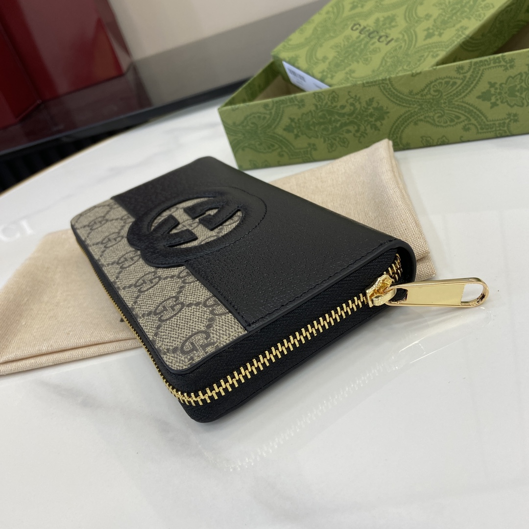 p480 La cartera Gucci de doble G entrelazada ha sido parte integrante de las colecciones de Gucci desde su creación en los años 60. El logotipo, que deriva de las iniciales del fundador de la Casa, el Sr. Guccio Gucci, continúa reinventándose en una variedad de formas y estilos, y se presenta en esta cartera en piel y lona GG Supreme. Esta cartera en piel y lona GG Supreme está elaborada con detalles recortados para crear un accesorio moderno y clásico a la vezLona GG Supreme en negro y marrónLona GG Supreme con ribetes en piel negraForro en tejido de nubesInterior: 8 compartimentos para tarjetas3 compartimentos para billetes1 compartimento con cremalleraModelo: 701423Tamaño: 19x10x3cmColor: cuero negro/pvcCreación italiana