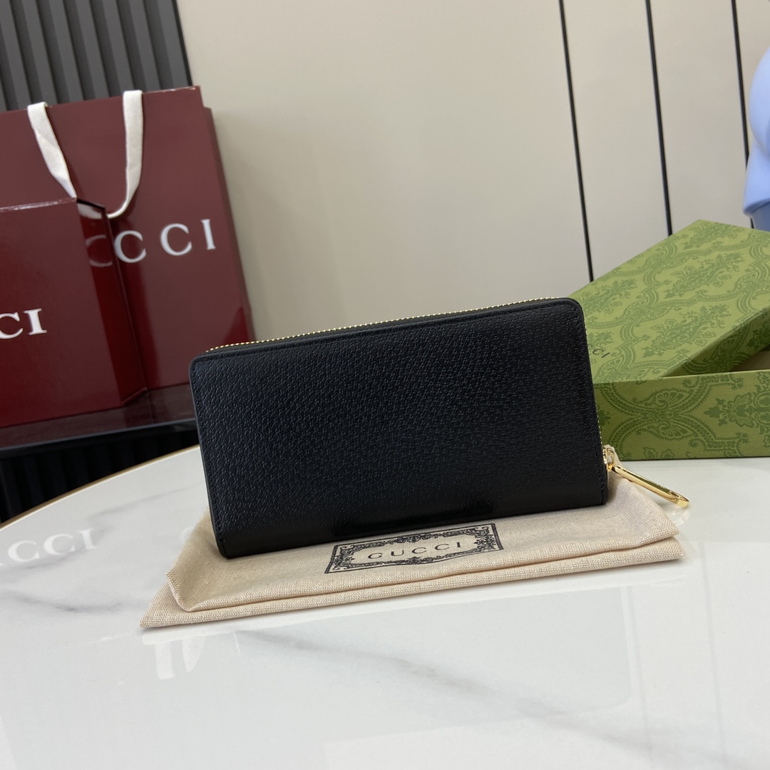 p480 A carteira Gucci Interlocking Double G Wallet faz parte integrante das colecções da Gucci desde a sua criação na década de 1960. O logótipo, que deriva das iniciais do fundador da casa, Guccio Gucci, continua a ser reinventado numa variedade de formas e estilos, e é apresentado nesta carteira em pele e lona GG Supreme. Esta carteira em pele e lona GG Supreme é trabalhada com detalhes recortados para criar um acessório que é simultaneamente moderno e clássicoLona GG Supreme em preto e castanhoLona GG Supreme com debrum em pele pretaRevestimento em tecido de nuvemInterior: 8 compartimentos para cartões3 compartimentos para notas1 compartimento com fechoModelo: 701423Tamanho: 19x10x3cmCor: pele cinzenta/g pvcCriação italiana