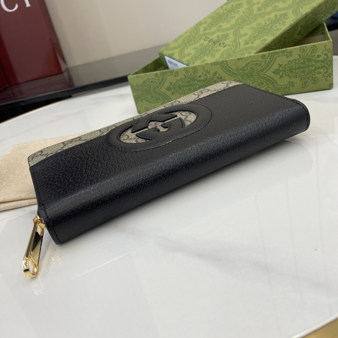 p480 A carteira Gucci Interlocking Double G Wallet faz parte integrante das colecções da Gucci desde a sua criação na década de 1960. O logótipo, que deriva das iniciais do fundador da casa, Guccio Gucci, continua a ser reinventado numa variedade de formas e estilos, e é apresentado nesta carteira em pele e lona GG Supreme. Esta carteira em pele e lona GG Supreme é trabalhada com detalhes recortados para criar um acessório que é simultaneamente moderno e clássicoLona GG Supreme em preto e castanhoLona GG Supreme com debrum em pele pretaRevestimento em tecido de nuvemInterior: 8 compartimentos para cartões3 compartimentos para notas1 compartimento com fechoModelo: 701423Tamanho: 19x10x3cmCor: pele cinzenta/g pvcCriação italiana