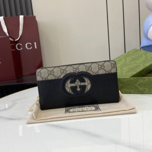 p480 Gucci 饰镂空互扣式双G钱包自20世纪60年代问世至今标志性互扣式双G标识一直是Gucci各个系列不可或缺的设计元素该标识源自品牌创始人Guccio Gucci先生的姓名首字母以各种形式和风格不断得到焕新演绎在这款以皮革与GG Supreme帆布打造的钱包上它以镂空细节匠心呈现塑就兼具现代风尚与经典格调的配饰黑色和啡色GG Supreme帆布黑色皮革滚边云纹织物衬里互扣式双G镂空细节内部：8个卡片隔层3个钞票隔层一个拉链隔层
型号：701423
尺寸：19x10x3cm
颜色：黑色皮/pvc
意大利创作-高仿包包