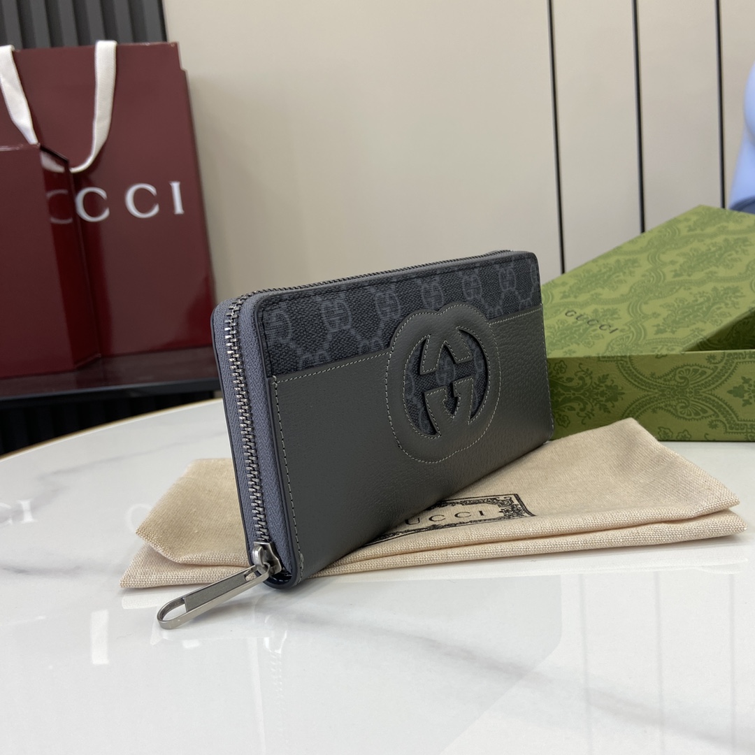 p480 La cartera Gucci de doble G entrelazada ha sido parte integrante de las colecciones de Gucci desde su creación en los años 60. El logotipo, que deriva de las iniciales del fundador de la Casa, el Sr. Guccio Gucci, continúa reinventándose en una variedad de formas y estilos, y se presenta en esta cartera en piel y lona GG Supreme. Esta cartera en piel y lona GG Supreme está elaborada con detalles recortados para crear un accesorio moderno y clásico a la vezLona GG Supreme en negro y marrónLona GG Supreme con ribetes en piel negraForro en tejido de nubesInterior: 8 compartimentos para tarjetas3 compartimentos para billetes1 compartimento con cremalleraModelo: 701423Tamaño: 19x10x3cmColor: cuero negro/pvcCreación italiana