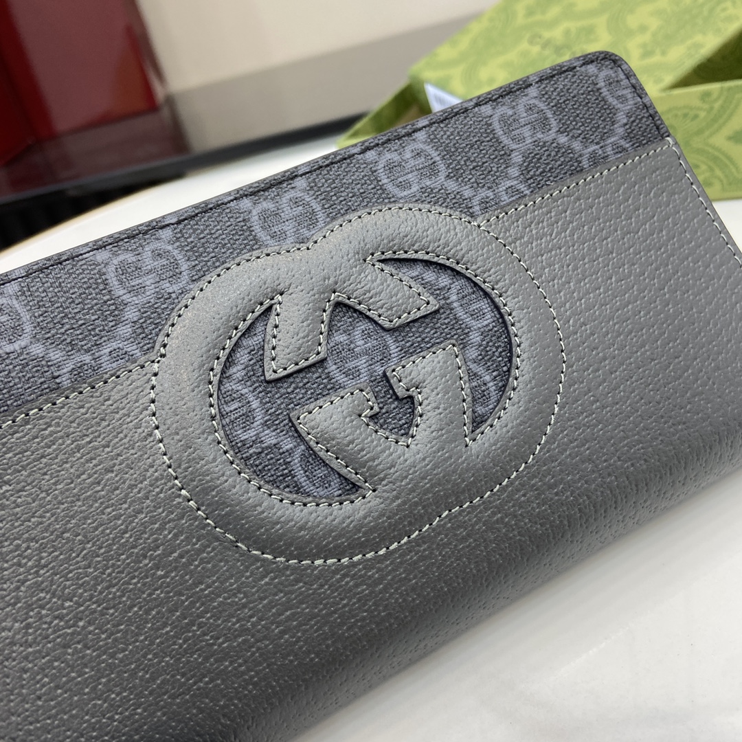 p480 La cartera Gucci de doble G entrelazada ha sido parte integrante de las colecciones de Gucci desde su creación en los años 60. El logotipo, que deriva de las iniciales del fundador de la Casa, el Sr. Guccio Gucci, continúa reinventándose en una variedad de formas y estilos, y se presenta en esta cartera en piel y lona GG Supreme. Esta cartera en piel y lona GG Supreme está elaborada con detalles recortados para crear un accesorio moderno y clásico a la vezLona GG Supreme en negro y marrónLona GG Supreme con ribetes en piel negraForro en tejido de nubesInterior: 8 compartimentos para tarjetas3 compartimentos para billetes1 compartimento con cremalleraModelo: 701423Tamaño: 19x10x3cmColor: cuero negro/pvcCreación italiana