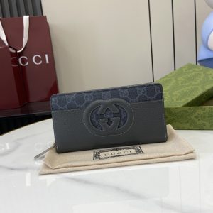 p480 Gucci 饰镂空互扣式双G钱包自20世纪60年代问世至今标志性互扣式双G标识一直是Gucci各个系列不可或缺的设计元素该标识源自品牌创始人Guccio Gucci先生的姓名首字母以各种形式和风格不断得到焕新演绎在这款以皮革与GG Supreme帆布打造的钱包上它以镂空细节匠心呈现塑就兼具现代风尚与经典格调的配饰黑色和啡色GG Supreme帆布黑色皮革滚边云纹织物衬里互扣式双G镂空细节内部：8个卡片隔层3个钞票隔层一个拉链隔层
型号：701423
尺寸：19x10x3cm
颜色：灰色皮/克pvc
意大利创作-高仿包包