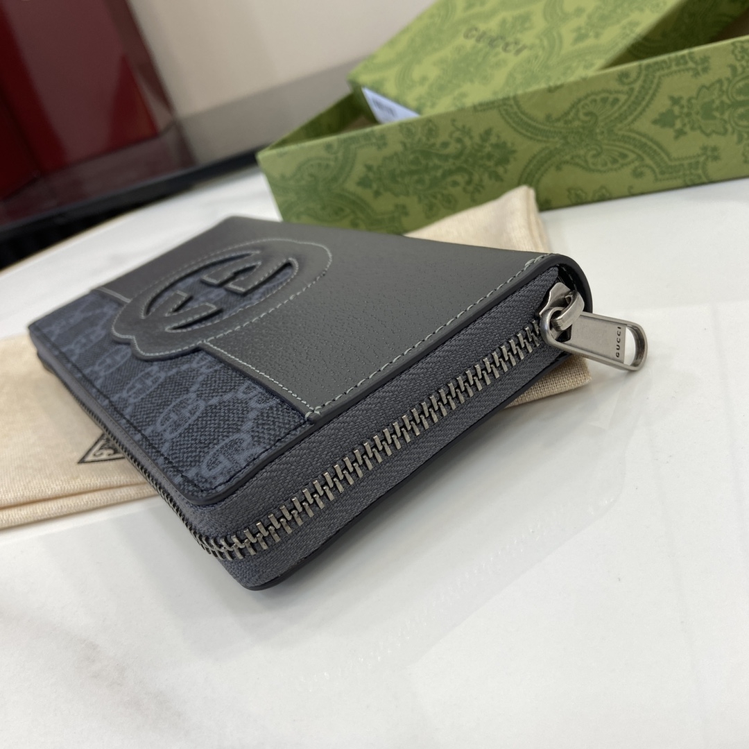 p480 La cartera Gucci de doble G entrelazada ha sido parte integrante de las colecciones de Gucci desde su creación en los años 60. El logotipo, que deriva de las iniciales del fundador de la Casa, el Sr. Guccio Gucci, continúa reinventándose en una variedad de formas y estilos, y se presenta en esta cartera en piel y lona GG Supreme. Esta cartera en piel y lona GG Supreme está elaborada con detalles recortados para crear un accesorio moderno y clásico a la vezLona GG Supreme en negro y marrónLona GG Supreme con ribetes en piel negraForro en tejido de nubesInterior: 8 compartimentos para tarjetas3 compartimentos para billetes1 compartimento con cremalleraModelo: 701423Tamaño: 19x10x3cmColor: cuero negro/pvcCreación italiana