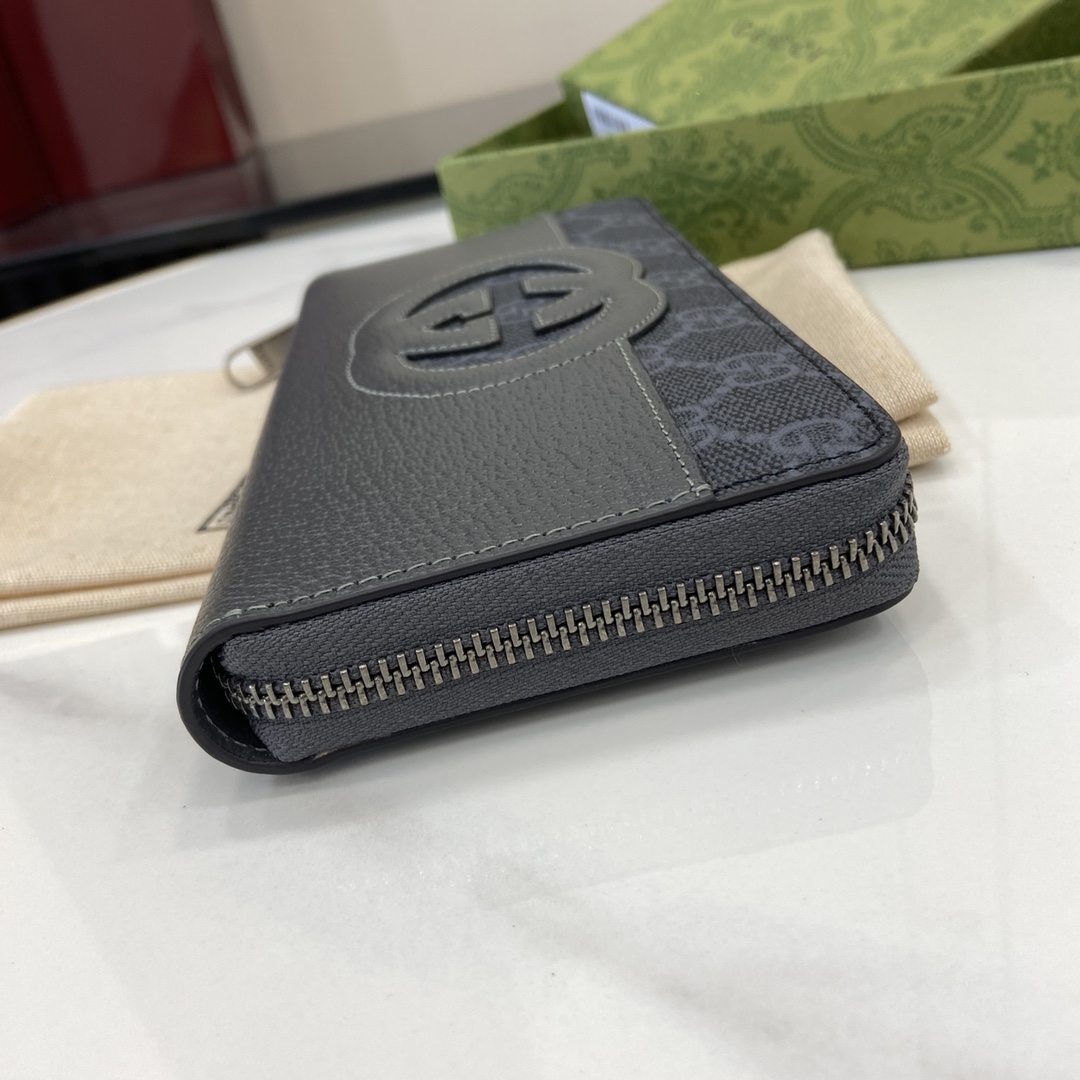 p480 La cartera Gucci de doble G entrelazada ha sido parte integrante de las colecciones de Gucci desde su creación en los años 60. El logotipo, que deriva de las iniciales del fundador de la Casa, el Sr. Guccio Gucci, continúa reinventándose en una variedad de formas y estilos, y se presenta en esta cartera en piel y lona GG Supreme. Esta cartera en piel y lona GG Supreme está elaborada con detalles recortados para crear un accesorio moderno y clásico a la vezLona GG Supreme en negro y marrónLona GG Supreme con ribetes en piel negraForro en tejido de nubesInterior: 8 compartimentos para tarjetas3 compartimentos para billetes1 compartimento con cremalleraModelo: 701423Tamaño: 19x10x3cmColor: cuero negro/pvcCreación italiana