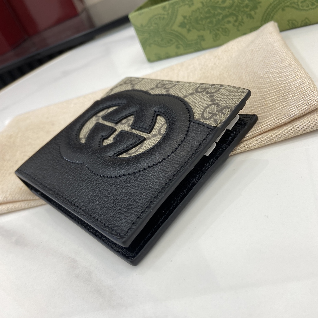 p380 A carteira Gucci Interlocking Double G Wallet é parte integrante das colecções da Gucci desde a sua criação na década de 1960. O logótipo, derivado das iniciais do fundador da Maison, Guccio Gucci, é constantemente reinventado numa variedade de formas e estilos e, nesta carteira em pele e lona GG Supreme, foi trabalhado com detalhes abertos para criar um visual contemporâneo e clássico com acessórios em lona GG Supreme preta e cinzenta, debrum em pele cinzenta e forro em tecido de nuvens. Esta carteira em pele e lona GG Supreme foi confeccionada com pormenores de recortes para criar um acessório contemporâneo e clássico Lona GG Supreme preta e cinzenta Tubo em pele cinzenta Forro em tecido de nuvens Pormenores de recortes em duplo G interligados Interior: 8 compartimentos para cartões 2 compartimentos para notas Modelo n.º: 701420 Dimensões quando fechada: 11 (L) x 9cm (A) Dimensões quando aberta: 21 (L) x 9cm (A) Cores: Pele cinzenta/pvc pretoCriação italiana - Bolsas falsas de alta qualidade