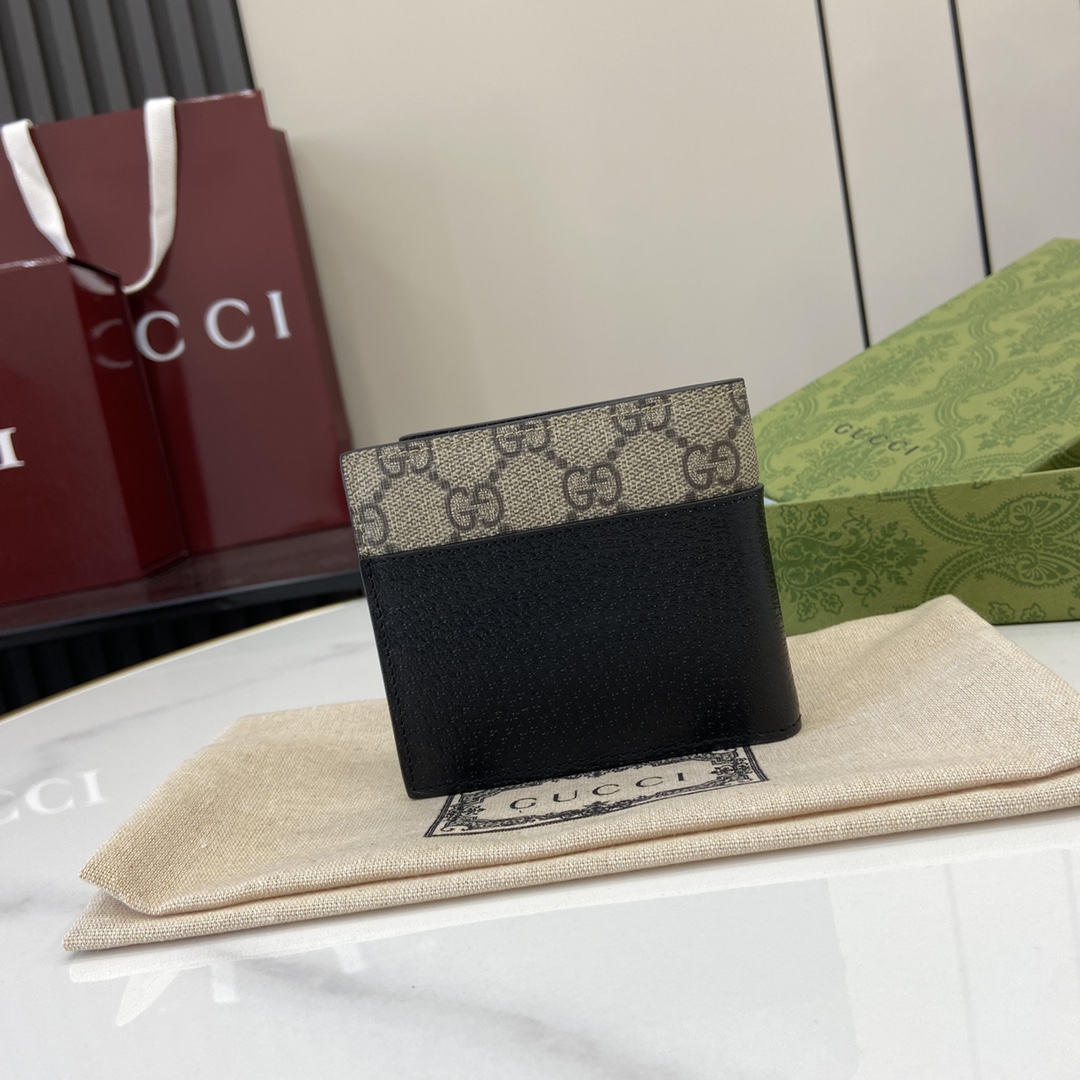 p380 A carteira Gucci Interlocking Double G Wallet é parte integrante das colecções da Gucci desde a sua criação na década de 1960. O logótipo, derivado das iniciais do fundador da Maison, Guccio Gucci, é constantemente reinventado numa variedade de formas e estilos e, nesta carteira em pele e lona GG Supreme, foi trabalhado com detalhes abertos para criar um visual contemporâneo e clássico com acessórios em lona GG Supreme preta e cinzenta, debrum em pele cinzenta e forro em tecido de nuvens. Esta carteira em pele e lona GG Supreme foi confeccionada com pormenores de recortes para criar um acessório contemporâneo e clássico Lona GG Supreme preta e cinzenta Tubo em pele cinzenta Forro em tecido de nuvens Pormenores de recortes em duplo G interligados Interior: 8 compartimentos para cartões 2 compartimentos para notas Modelo n.º: 701420 Dimensões quando fechada: 11 (L) x 9cm (A) Dimensões quando aberta: 21 (L) x 9cm (A) Cores: Pele cinzenta/pvc pretoCriação italiana - Bolsas falsas de alta qualidade