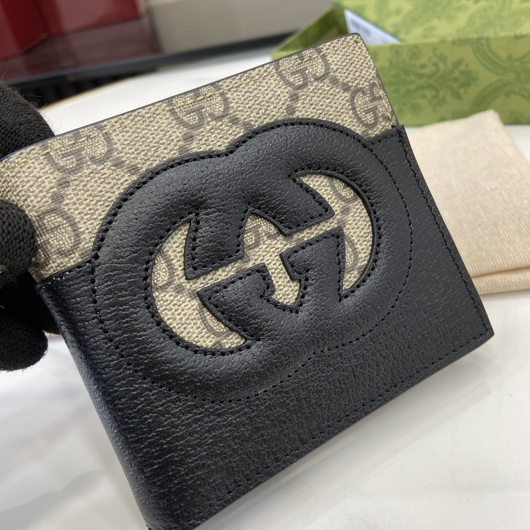 p380 A carteira Gucci Interlocking Double G Wallet é parte integrante das colecções da Gucci desde a sua criação na década de 1960. O logótipo, derivado das iniciais do fundador da Maison, Guccio Gucci, é constantemente reinventado numa variedade de formas e estilos e, nesta carteira em pele e lona GG Supreme, foi trabalhado com detalhes abertos para criar um visual contemporâneo e clássico com acessórios em lona GG Supreme preta e cinzenta, debrum em pele cinzenta e forro em tecido de nuvens. Esta carteira em pele e lona GG Supreme foi confeccionada com pormenores de recortes para criar um acessório contemporâneo e clássico Lona GG Supreme preta e cinzenta Tubo em pele cinzenta Forro em tecido de nuvens Pormenores de recortes em duplo G interligados Interior: 8 compartimentos para cartões 2 compartimentos para notas Modelo n.º: 701420 Dimensões quando fechada: 11 (L) x 9cm (A) Dimensões quando aberta: 21 (L) x 9cm (A) Cores: Pele cinzenta/pvc pretoCriação italiana - Bolsas falsas de alta qualidade