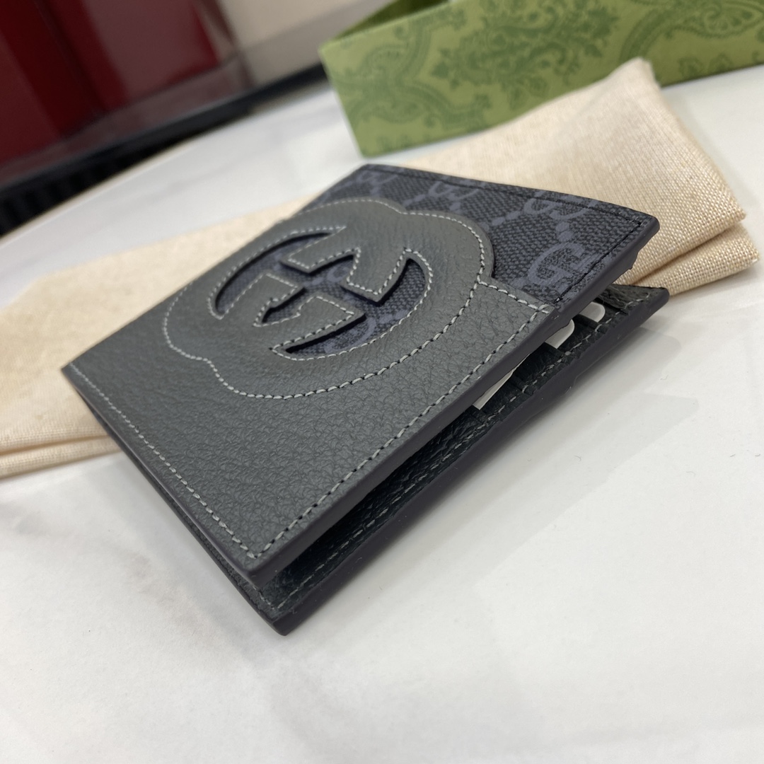 p380 A carteira Gucci Interlocking Double G Wallet é parte integrante das colecções da Gucci desde a sua criação na década de 1960. O logótipo, derivado das iniciais do fundador da Maison, Guccio Gucci, é constantemente reinventado numa variedade de formas e estilos e, nesta carteira em pele e lona GG Supreme, foi trabalhado com detalhes abertos para criar um visual contemporâneo e clássico com acessórios em lona GG Supreme preta e cinzenta, debrum em pele cinzenta e forro em tecido de nuvens. Esta carteira em pele e lona GG Supreme foi confeccionada com pormenores de recortes para criar um acessório contemporâneo e clássico Lona GG Supreme preta e cinzenta Tubo em pele cinzenta Forro em tecido de nuvens Pormenores de recortes em duplo G interligados Interior: 8 compartimentos para cartões 2 compartimentos para notas Modelo n.º: 701420 Dimensões quando fechada: 11 (L) x 9cm (A) Dimensões quando aberta: 21 (L) x 9cm (A) Cores: Pele cinzenta/pvc pretoCriação italiana - Bolsas falsas de alta qualidade