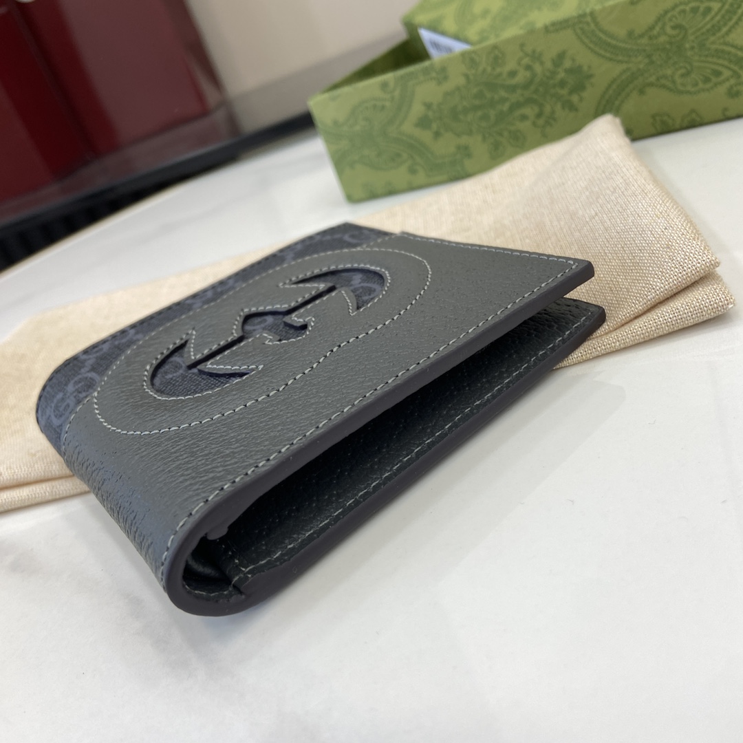 p380 A carteira Gucci Interlocking Double G Wallet é parte integrante das colecções da Gucci desde a sua criação na década de 1960. O logótipo, derivado das iniciais do fundador da Maison, Guccio Gucci, é constantemente reinventado numa variedade de formas e estilos e, nesta carteira em pele e lona GG Supreme, foi trabalhado com detalhes abertos para criar um visual contemporâneo e clássico com acessórios em lona GG Supreme preta e cinzenta, debrum em pele cinzenta e forro em tecido de nuvens. Esta carteira em pele e lona GG Supreme foi confeccionada com pormenores de recortes para criar um acessório contemporâneo e clássico Lona GG Supreme preta e cinzenta Tubo em pele cinzenta Forro em tecido de nuvens Pormenores de recortes em duplo G interligados Interior: 8 compartimentos para cartões 2 compartimentos para notas Modelo n.º: 701420 Dimensões quando fechada: 11 (L) x 9cm (A) Dimensões quando aberta: 21 (L) x 9cm (A) Cores: Pele cinzenta/pvc pretoCriação italiana - Bolsas falsas de alta qualidade