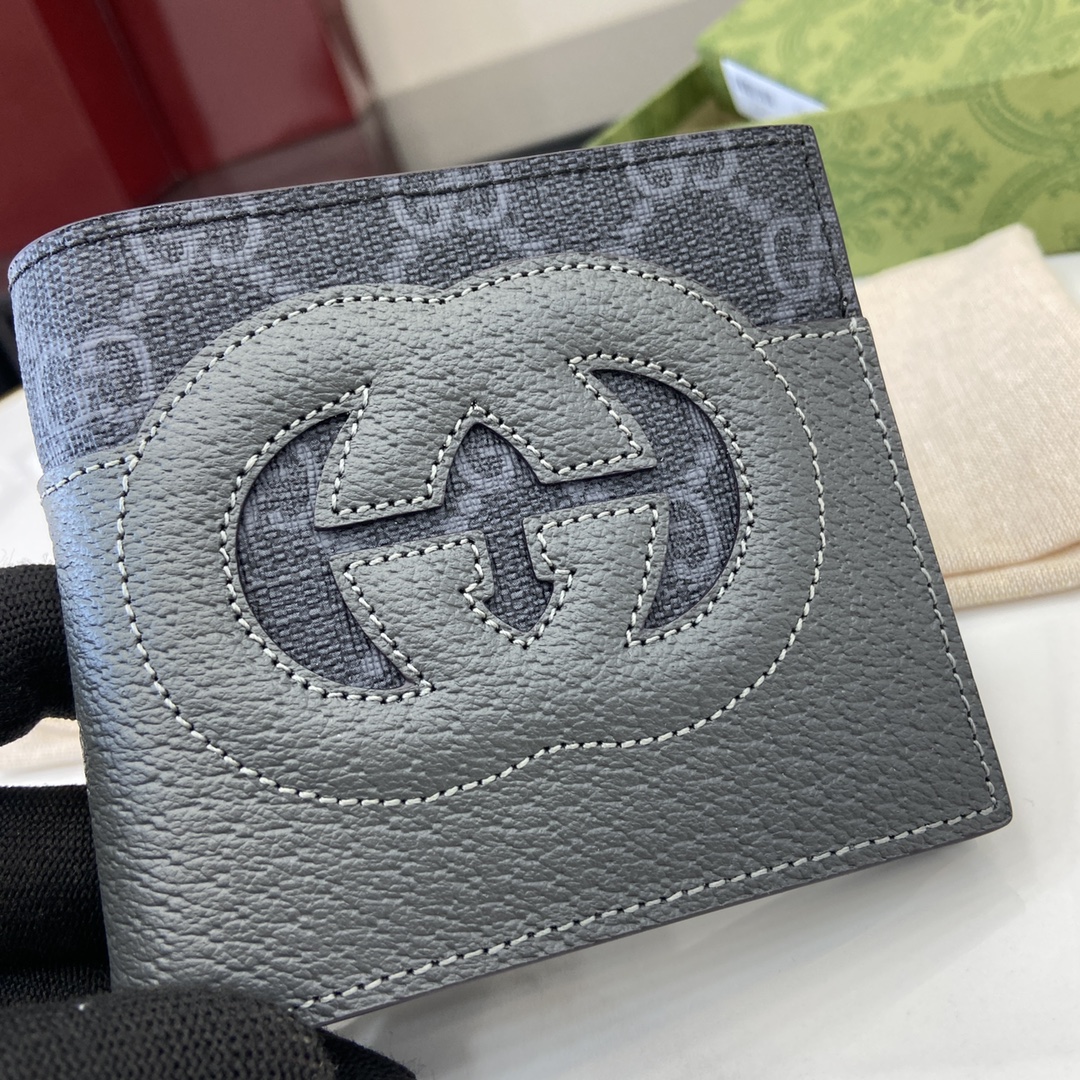 p380 A carteira Gucci Interlocking Double G Wallet é parte integrante das colecções da Gucci desde a sua criação na década de 1960. O logótipo, derivado das iniciais do fundador da Maison, Guccio Gucci, é constantemente reinventado numa variedade de formas e estilos e, nesta carteira em pele e lona GG Supreme, foi trabalhado com detalhes abertos para criar um visual contemporâneo e clássico com acessórios em lona GG Supreme preta e cinzenta, debrum em pele cinzenta e forro em tecido de nuvens. Esta carteira em pele e lona GG Supreme foi confeccionada com pormenores de recortes para criar um acessório contemporâneo e clássico Lona GG Supreme preta e cinzenta Tubo em pele cinzenta Forro em tecido de nuvens Pormenores de recortes em duplo G interligados Interior: 8 compartimentos para cartões 2 compartimentos para notas Modelo n.º: 701420 Dimensões quando fechada: 11 (L) x 9cm (A) Dimensões quando aberta: 21 (L) x 9cm (A) Cores: Pele cinzenta/pvc pretoCriação italiana - Bolsas falsas de alta qualidade