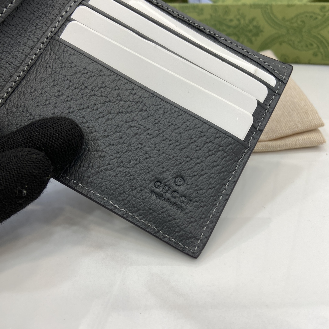 p380 A carteira Gucci Interlocking Double G Wallet é parte integrante das colecções da Gucci desde a sua criação na década de 1960. O logótipo, derivado das iniciais do fundador da Maison, Guccio Gucci, é constantemente reinventado numa variedade de formas e estilos e, nesta carteira em pele e lona GG Supreme, foi trabalhado com detalhes abertos para criar um visual contemporâneo e clássico com acessórios em lona GG Supreme preta e cinzenta, debrum em pele cinzenta e forro em tecido de nuvens. Esta carteira em pele e lona GG Supreme foi confeccionada com pormenores de recortes para criar um acessório contemporâneo e clássico Lona GG Supreme preta e cinzenta Tubo em pele cinzenta Forro em tecido de nuvens Pormenores de recortes em duplo G interligados Interior: 8 compartimentos para cartões 2 compartimentos para notas Modelo n.º: 701420 Dimensões quando fechada: 11 (L) x 9cm (A) Dimensões quando aberta: 21 (L) x 9cm (A) Cores: Pele cinzenta/pvc pretoCriação italiana - Bolsas falsas de alta qualidade