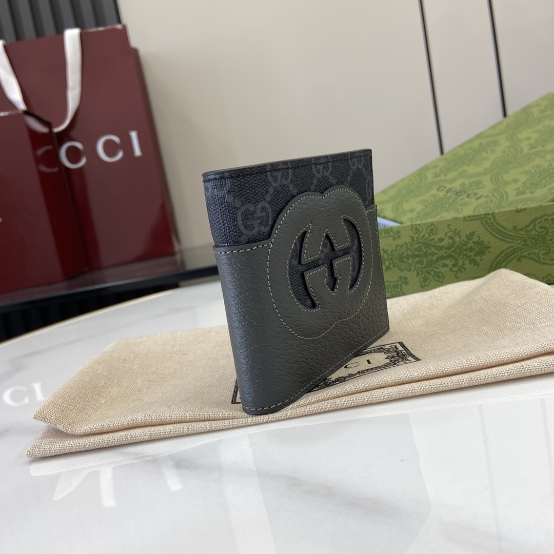 p380 A carteira Gucci Interlocking Double G Wallet é parte integrante das colecções da Gucci desde a sua criação na década de 1960. O logótipo, derivado das iniciais do fundador da Maison, Guccio Gucci, é constantemente reinventado numa variedade de formas e estilos e, nesta carteira em pele e lona GG Supreme, foi trabalhado com detalhes abertos para criar um visual contemporâneo e clássico com acessórios em lona GG Supreme preta e cinzenta, debrum em pele cinzenta e forro em tecido de nuvens. Esta carteira em pele e lona GG Supreme foi confeccionada com pormenores de recortes para criar um acessório contemporâneo e clássico Lona GG Supreme preta e cinzenta Tubo em pele cinzenta Forro em tecido de nuvens Pormenores de recortes em duplo G interligados Interior: 8 compartimentos para cartões 2 compartimentos para notas Modelo n.º: 701420 Dimensões quando fechada: 11 (L) x 9cm (A) Dimensões quando aberta: 21 (L) x 9cm (A) Cores: Pele cinzenta/pvc pretoCriação italiana - Bolsas falsas de alta qualidade