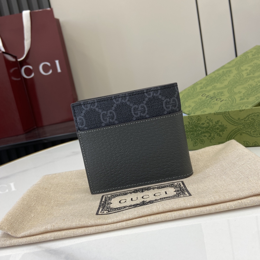 p380 A carteira Gucci Interlocking Double G Wallet é parte integrante das colecções da Gucci desde a sua criação na década de 1960. O logótipo, derivado das iniciais do fundador da Maison, Guccio Gucci, é constantemente reinventado numa variedade de formas e estilos e, nesta carteira em pele e lona GG Supreme, foi trabalhado com detalhes abertos para criar um visual contemporâneo e clássico com acessórios em lona GG Supreme preta e cinzenta, debrum em pele cinzenta e forro em tecido de nuvens. Esta carteira em pele e lona GG Supreme foi confeccionada com pormenores de recortes para criar um acessório contemporâneo e clássico Lona GG Supreme preta e cinzenta Tubo em pele cinzenta Forro em tecido de nuvens Pormenores de recortes em duplo G interligados Interior: 8 compartimentos para cartões 2 compartimentos para notas Modelo n.º: 701420 Dimensões quando fechada: 11 (L) x 9cm (A) Dimensões quando aberta: 21 (L) x 9cm (A) Cores: Pele cinzenta/pvc pretoCriação italiana - Bolsas falsas de alta qualidade