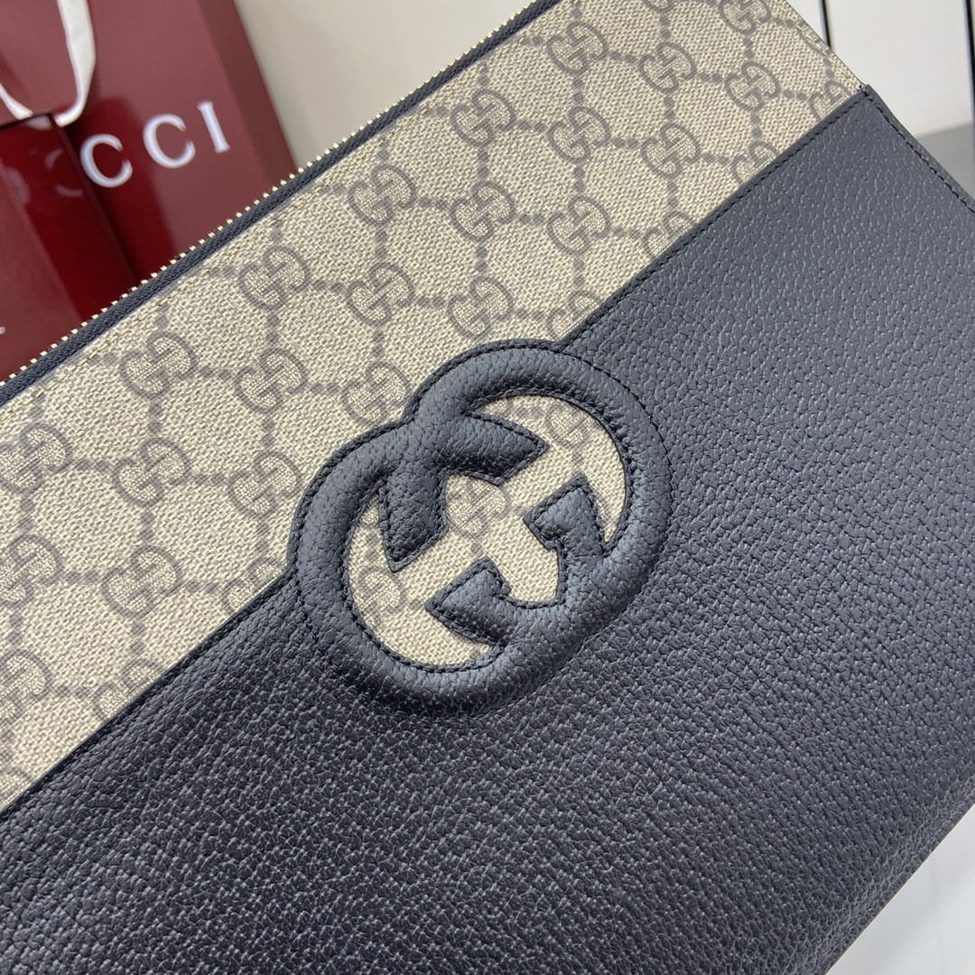 p540 Gucci Organiseur double G découpé et embelliCet organisateur est orné de détails double G en cuir découpé et de toile GG Supreme pour créer un accessoire à la fois moderne et classique. Depuis son introduction dans les années 1960, le logo double G emblématique, dérivé des initiales du fondateur M. Guccio, fait partie intégrante des collections Gucci. Les initiales de Gucci sont constamment réinterprétées sous différentes formes et dans différents styles. Toile Suprême en noir et marronPassepoil en cuir noirDoublure en tissu nuageIntérieur : 4 compartiments internes pour cartes et 1 poche externe à rabatSangle de poignet (12 cm de haut)Modèle : 723320Dimensions : 30,5 (L) x 21 (H) x 1,5cm (P)Couleur : cuir noir/pvcCréation italienne