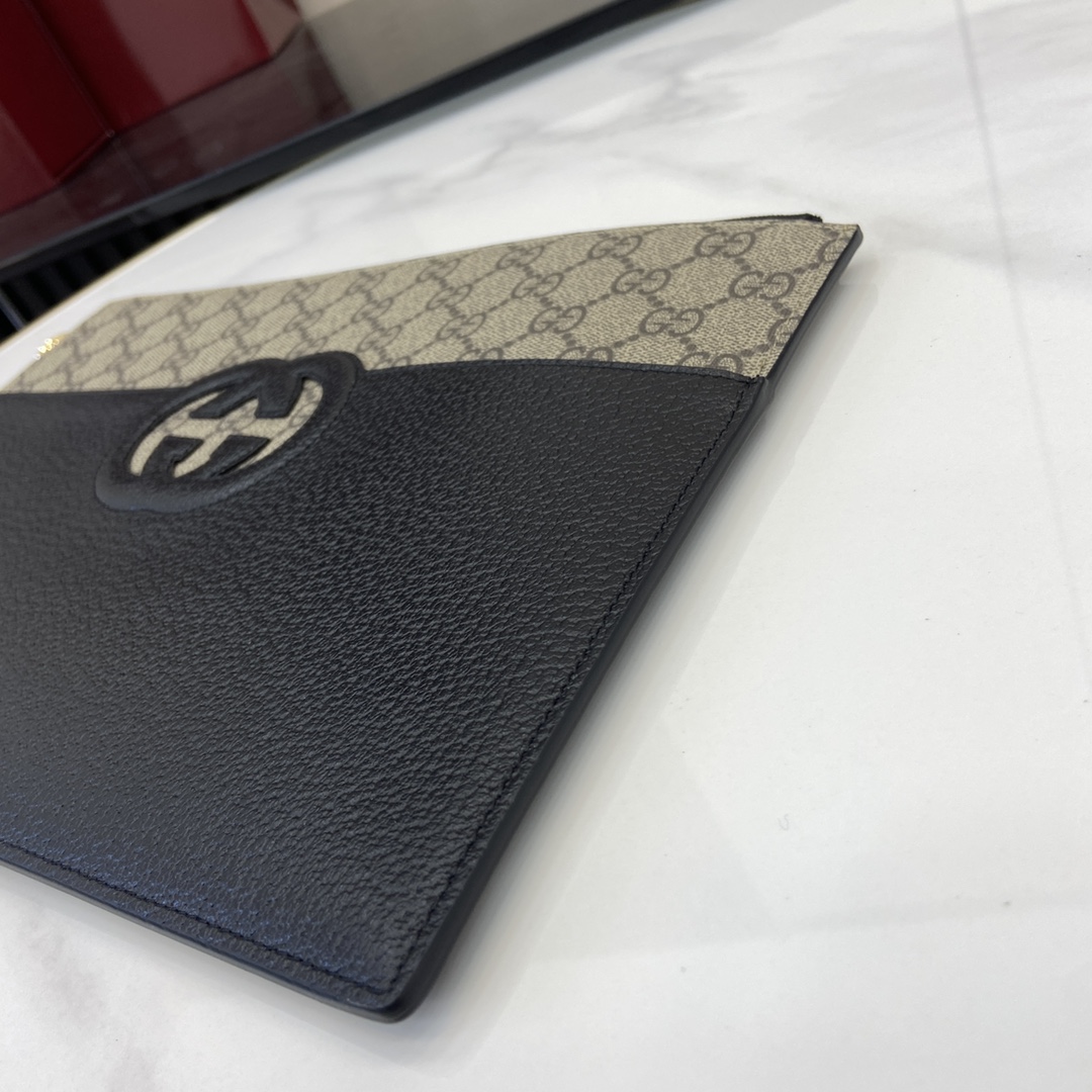 p540 Gucci Organiseur double G découpé et embelliCet organisateur est orné de détails double G en cuir découpé et de toile GG Supreme pour créer un accessoire à la fois moderne et classique. Depuis son introduction dans les années 1960, le logo double G emblématique, dérivé des initiales du fondateur M. Guccio, fait partie intégrante des collections Gucci. Les initiales de Gucci sont constamment réinterprétées sous différentes formes et dans différents styles. Toile Suprême en noir et marronPassepoil en cuir noirDoublure en tissu nuageIntérieur : 4 compartiments internes pour cartes et 1 poche externe à rabatSangle de poignet (12 cm de haut)Modèle : 723320Dimensions : 30,5 (L) x 21 (H) x 1,5cm (P)Couleur : cuir noir/pvcCréation italienne