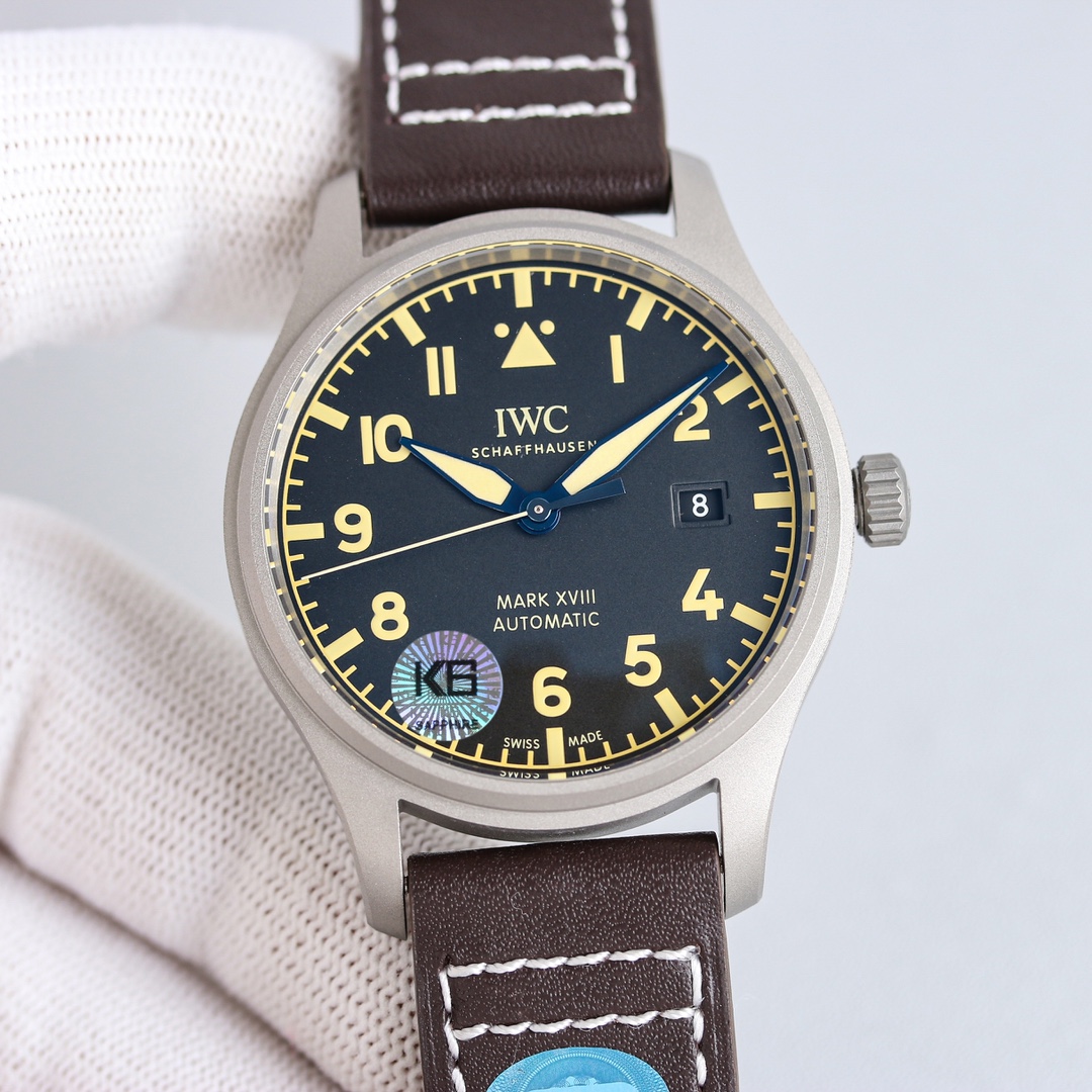 IWC Mark Pilot ! AOF n'a pas lésiné sur les moyens pour acheter un autre moule original, dont le développement a duré deux ans et qui a finalement corrigé tous les défauts des versions existantes sur le marché. La technologie anti-traces de doigts exclusive est synchronisée avec l'original, et les détails sont exquis et parfaits. 2. AOF Titanium Mark, en raison du matériau différent de celui de la Mark en acier, équivaut au développement d'une toute nouvelle montre. La structure démontée de l'ensemble de la montre est exactement la même que celle de l'original, comme un jumeau. 3. La reproduction du cadran est parfaite, l'échelle lumineuse triangulaire en forme de goutte à 12 chiffres est une technologie révolutionnaire permettant de présenter la couleur et la texture de la surface qui sont hautement compatibles avec l'original, la police du calendrier est également parfaitement reproduite. 4. L'équipe d'AOF a toujours été rigoureuse dans le contrôle des détails de ce modèle, la couleur du cadran des grains givrés et l'effet d'échelle sont impeccables lorsqu'on les regarde à la loupe, et l'excellent processus d'impression du calendrier est également parfait. 5. L'équipe de l'AOF utilise toujours le mouvement ETA-2892A2 d'homologation d'origine purement importé japonais-9015 de marque suisse sa structure avec l'original pour maintenir la cohérence avec l'original la performance est également la même que l'original excellente précision et de longue durée pas de problèmes de réparation ! La forme et la taille du noyau de la poignée sont professionnellement personnalisées et synchronisées avec l'original. 7.La technologie de fabrication du boîtier est synchronisée avec cette marque en titane sur la courbure de ses lignes et le polissage sont en ligne avec l'original pour maintenir un haut degré de cohérence ! 8.L'intérieur et l'extérieur de la couverture arrière en titane à l'intérieur et à l'extérieur des mots gravés, y compris le bord du poli avec l'original peuvent être parfaitement interchangés. 9.L'exclusivité de l'usine AOF marque spéciale importée matériel de cuir de vache la main-d'œuvre portable sens de 100% synchronisé avec l'original ! La texture de la nouvelle boucle en titane moulé polie et gravée mérite d'être difficile à distinguer entre l'homme et la femme 10. l'affichage super luminescent importé pur de sa couleur luminescente ainsi que l'effet peut atteindre le niveau original ! Titane Mark XVIII AOF la version la plus élevée s'il vous plaît goût-High réplique sacs à main