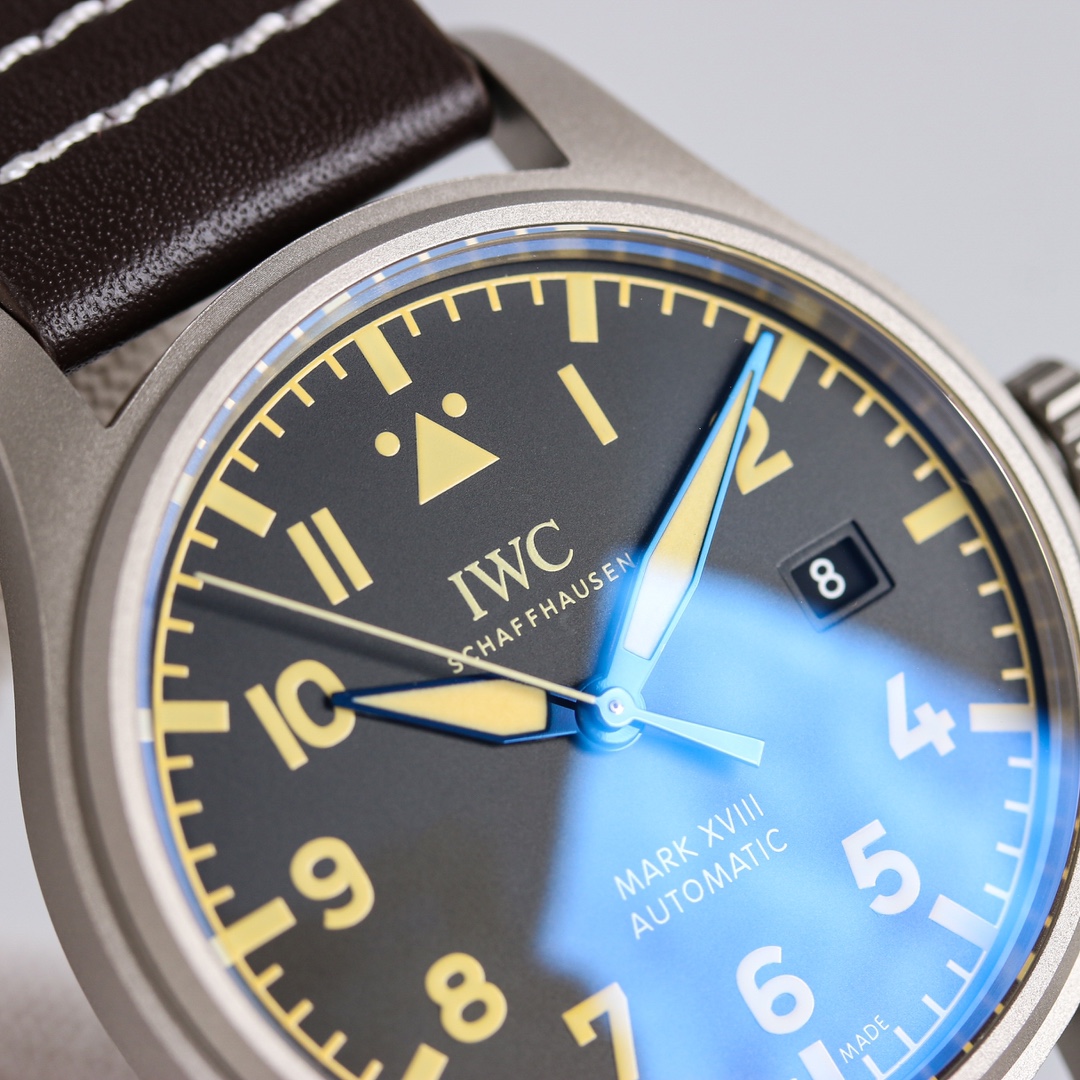 IWC Mark Pilot ! AOF n'a pas lésiné sur les moyens pour acheter un autre moule original, dont le développement a duré deux ans et qui a finalement corrigé tous les défauts des versions existantes sur le marché. La technologie anti-traces de doigts exclusive est synchronisée avec l'original, et les détails sont exquis et parfaits. 2. AOF Titanium Mark, en raison du matériau différent de celui de la Mark en acier, équivaut au développement d'une toute nouvelle montre. La structure démontée de l'ensemble de la montre est exactement la même que celle de l'original, comme un jumeau. 3. La reproduction du cadran est parfaite, l'échelle lumineuse triangulaire en forme de goutte à 12 chiffres est une technologie révolutionnaire permettant de présenter la couleur et la texture de la surface qui sont hautement compatibles avec l'original, la police du calendrier est également parfaitement reproduite. 4. L'équipe d'AOF a toujours été rigoureuse dans le contrôle des détails de ce modèle, la couleur du cadran des grains givrés et l'effet d'échelle sont impeccables lorsqu'on les regarde à la loupe, et l'excellent processus d'impression du calendrier est également parfait. 5. L'équipe de l'AOF utilise toujours le mouvement ETA-2892A2 d'homologation d'origine purement importé japonais-9015 de marque suisse sa structure avec l'original pour maintenir la cohérence avec l'original la performance est également la même que l'original excellente précision et de longue durée pas de problèmes de réparation ! La forme et la taille du noyau de la poignée sont professionnellement personnalisées et synchronisées avec l'original. 7.La technologie de fabrication du boîtier est synchronisée avec cette marque en titane sur la courbure de ses lignes et le polissage sont en ligne avec l'original pour maintenir un haut degré de cohérence ! 8.L'intérieur et l'extérieur de la couverture arrière en titane à l'intérieur et à l'extérieur des mots gravés, y compris le bord du poli avec l'original peuvent être parfaitement interchangés. 9.L'exclusivité de l'usine AOF marque spéciale importée matériel de cuir de vache la main-d'œuvre portable sens de 100% synchronisé avec l'original ! La texture de la nouvelle boucle en titane moulé polie et gravée mérite d'être difficile à distinguer entre l'homme et la femme 10. l'affichage super luminescent importé pur de sa couleur luminescente ainsi que l'effet peut atteindre le niveau original ! Titane Mark XVIII AOF la version la plus élevée s'il vous plaît goût-High réplique sacs à main