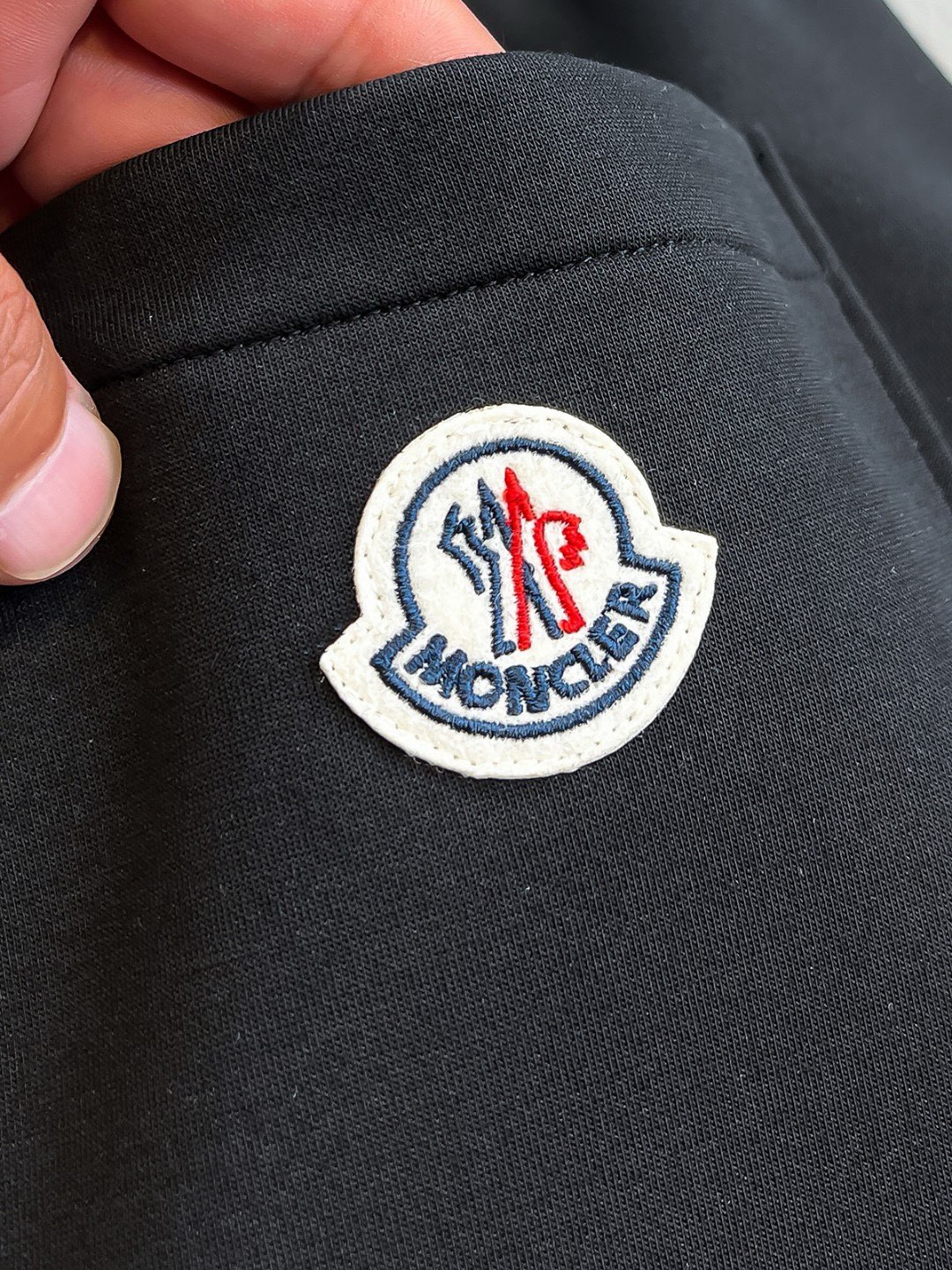 P1100 Moncler Moncler 2024 automne et hiver compteur avec costume décontracté respirant confortable et décontracté ! Sens avancé du plein ! Les détails sont exquis, l'exécution de haute qualité est impeccable ! Le tissu original haut de gamme est très avancé ! Le tissu est rigide et infroissable, portable et chaud, net et élégant Cet automne et l'hiver, chaque personne doit obtenir un ensemble de porter doit être ivre beau Quelle famille spéciale modèles recommandés !