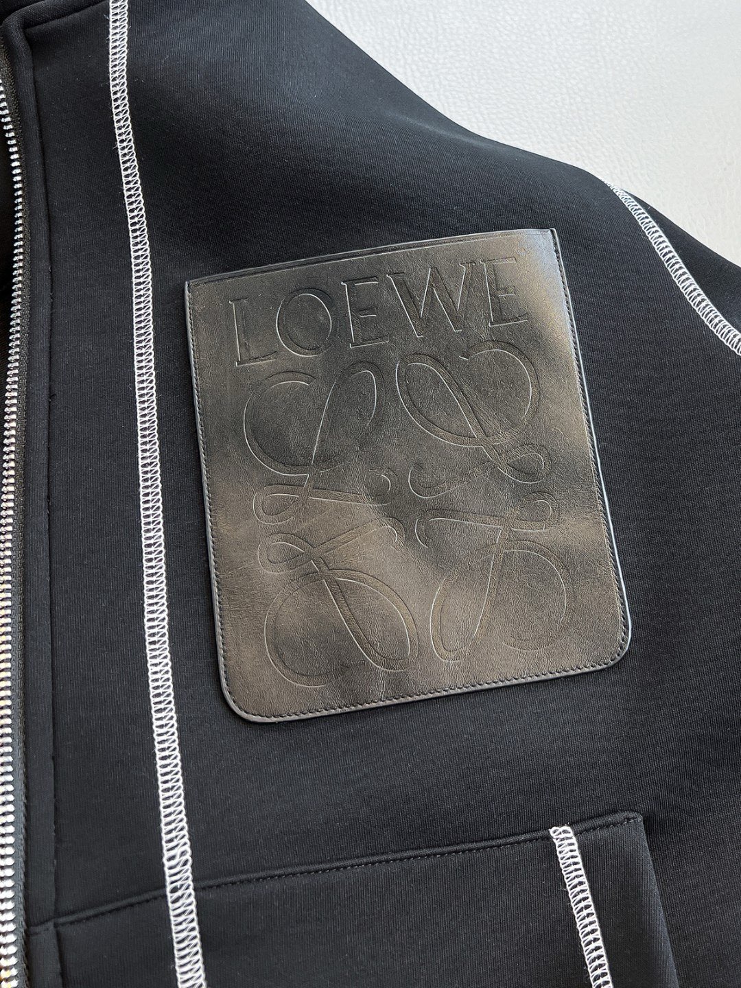 P1100 Loewe Loewe 2024 outono e inverno balcão com terno casual respirável confortável e casual! Sentido sénior de plenitude! Os detalhes de acabamento requintado de alta qualidade são impecáveis! O tecido original de alta qualidade é muito avançado! O tecido é rígido e resistente às rugas, fácil de usar e quente, elegante e elegante. Neste outono e inverno, cada pessoa deve ter um conjunto de roupa, deve estar bêbado e bonito.