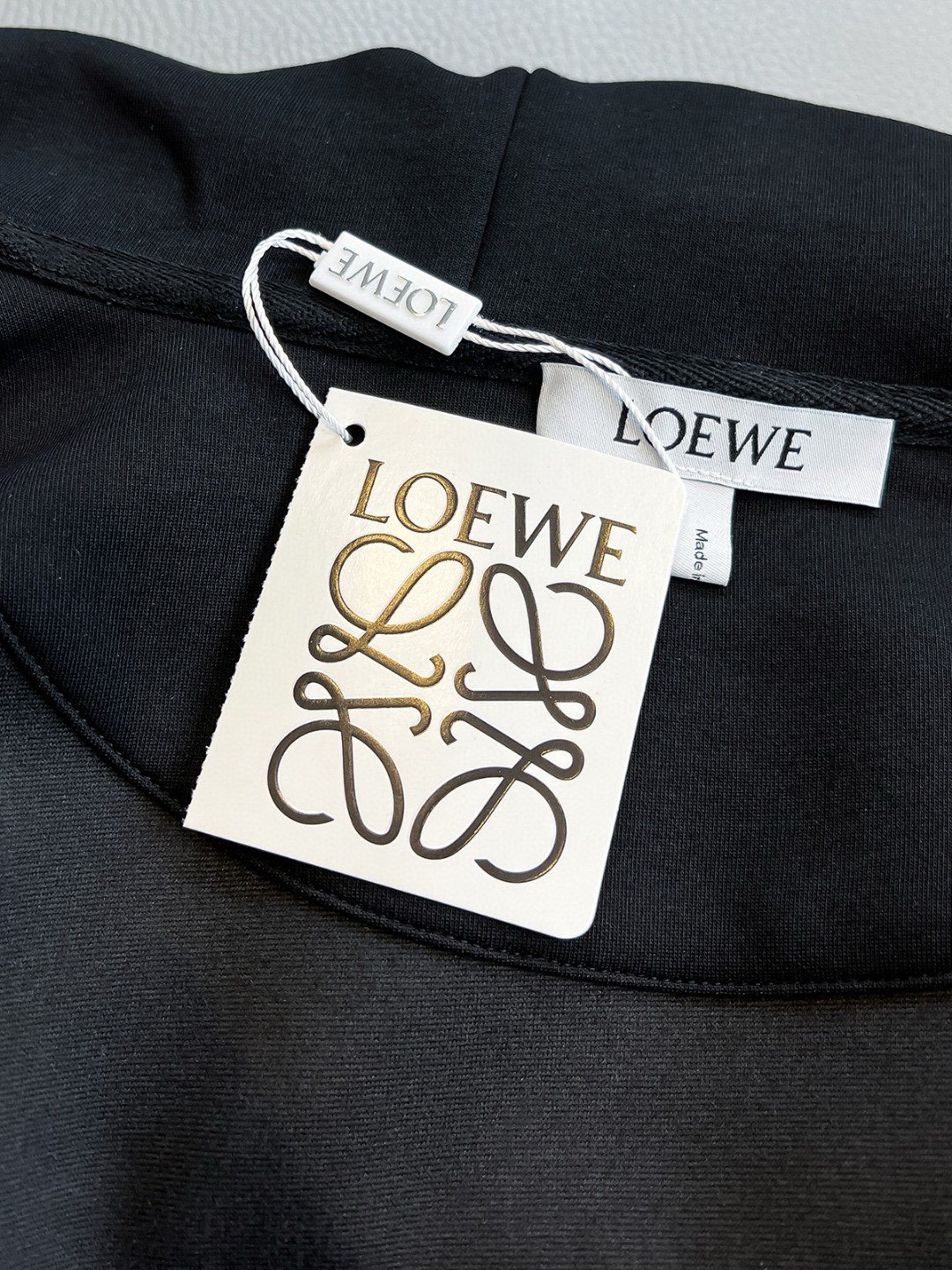 P1100 Loewe Loewe 2024 outono e inverno balcão com terno casual respirável confortável e casual! Sentido sénior de plenitude! Os detalhes de acabamento requintado de alta qualidade são impecáveis! O tecido original de alta qualidade é muito avançado! O tecido é rígido e resistente às rugas, fácil de usar e quente, elegante e elegante. Neste outono e inverno, cada pessoa deve ter um conjunto de roupa, deve estar bêbado e bonito.