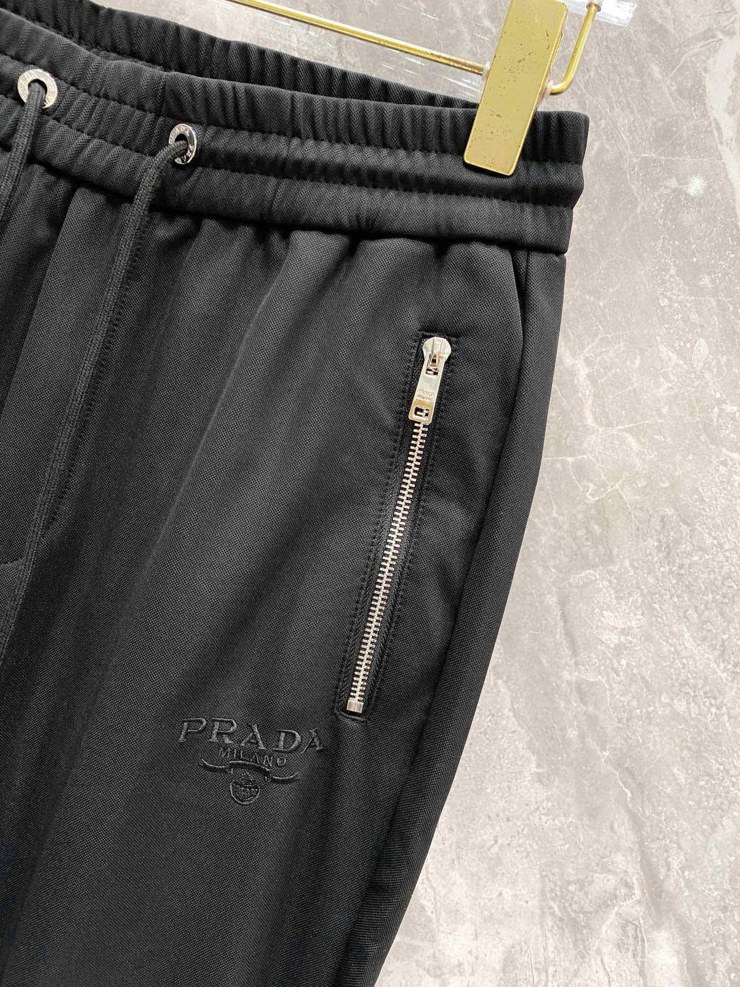 P540 برادا Prada Prada 2024ss بنطلون كاجوال رجالي خريف/شتاء 2024ss، كاجوال عملي! ثقيل على القماش! ناعم كبشرة الطفل! العملاء لتوفير خامة منسوجة حسب الطلب في أيدي العملاء من النسيج الناعم للغاية يشعرون بالنعومة والنعومة على الجزء العلوي من الجسم من السطح الثابت والشكل له إحساس دافئ من الدرجة العالية اللامعة ويظهر تفاصيل كلاسيكية الملمس على الجزء العلوي من الجسم مميزة جدًا لتزيين شعار العلامة التجارية الكلاسيكي الأنيق والطبيعي سمك الشكل مناسب لارتداء الأجهزة والإكسسوارات في الخريف والشتاء بجودة كاملة! كاجوال الأعمال يمكن ارتداؤها للغايةاللون: نجمة سوداء 🈳 رماديالمقاس: M-3XL