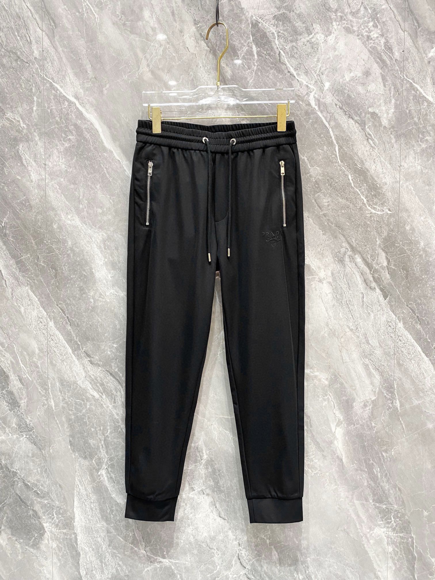 P540 Moncler Moncler 2024ss Fall/Winter Men's Casual Pants, Business Casual! Heavy on the fabric! Smooth as a baby's skin! Customers provide custom woven material into the hands of the very smooth fabric feel soft and skin-friendly on the body of the firm and shaped surface and has a warm sense of luster upscale and texture classic detailing on the body is very characteristic of the classic brand logo embellished with elegant and natural version of the thickness of the moderate suitable for fall and winter wear hardware accessories in full quality! Business casual are very wearable a color: black star 🈳 gray size: M-3XL-high replica handbags