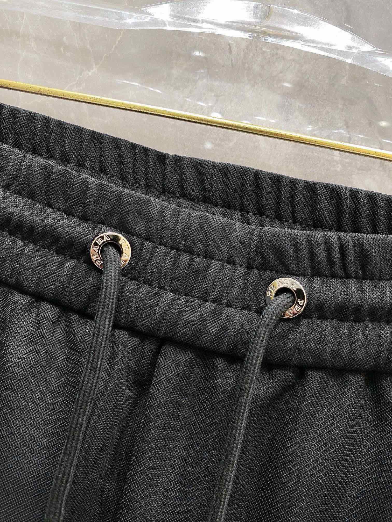 P540 Moncler Moncler 2024ss Fall/Winter Men's Casual Pants, Business Casual! Heavy on the fabric! Smooth as a baby's skin! Customers provide custom woven material into the hands of the very smooth fabric feel soft and skin-friendly on the body of the firm and shaped surface and has a warm sense of luster upscale and texture classic detailing on the body is very characteristic of the classic brand logo embellished with elegant and natural version of the thickness of the moderate suitable for fall and winter wear hardware accessories in full quality! Business casual are very wearable a color: black star 🈳 gray size: M-3XL-high replica handbags