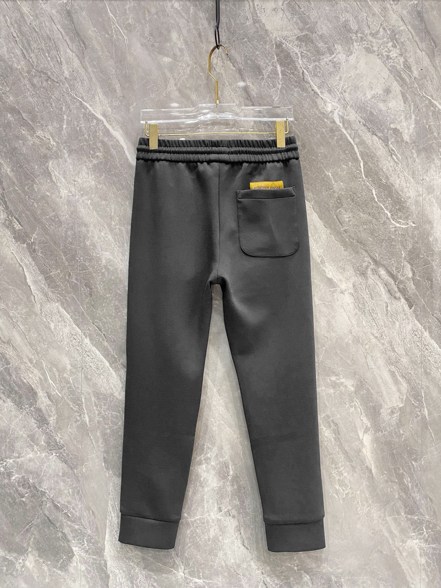 ¡P540 LV 2024ss otoño e invierno la mayoría de los pantalones de chándal casual pantalones de chándal elástico versión de alta calidad de la tela de hardware son contador de 1:1 pantalones personalizados se utilizan 100% tela de algodón logotipo utilizando el hardware clásico de la marca de moda flaco en uno de los pantalones de ancho y en forma en la parte superior del cuerpo no es en absoluto hinchada utilizando material de algodón importado de alta calidad en la parte superior del cuerpo super cómodo! ¡Con el clásico cordón de adorno de todo el pantalón fresco de lujo! ¡La parte superior del cuerpo no es pesado para mostrar la personalidad de la moda aliento! Color:Negro Estrella Gris Yardage:M-XXXL-High Fake Bags