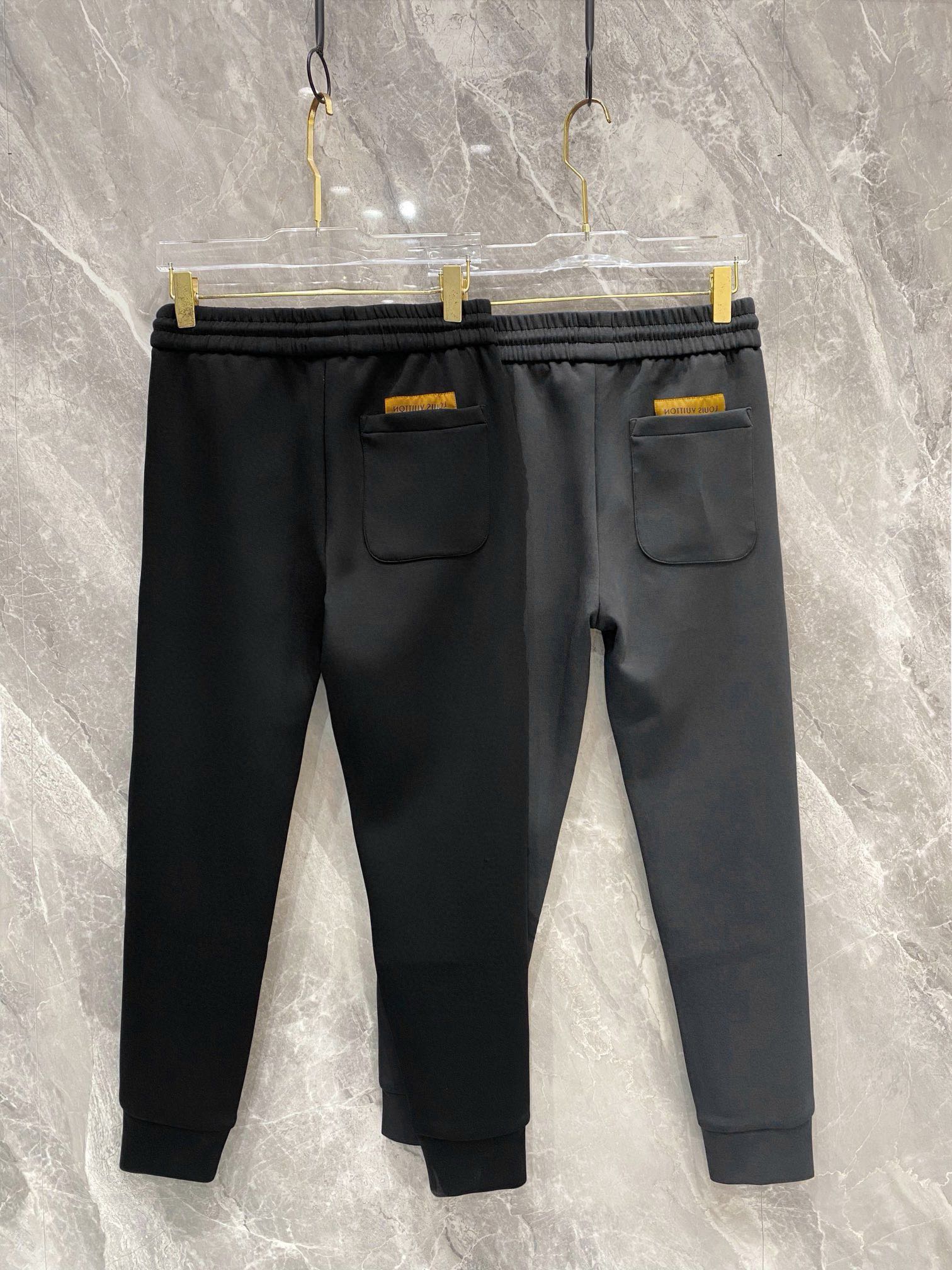 ¡P540 LV 2024ss otoño e invierno la mayoría de los pantalones de chándal casual pantalones de chándal elástico versión de alta calidad de la tela de hardware son contador de 1:1 pantalones personalizados se utilizan 100% tela de algodón logotipo utilizando el hardware clásico de la marca de moda flaco en uno de los pantalones de ancho y en forma en la parte superior del cuerpo no es en absoluto hinchada utilizando material de algodón importado de alta calidad en la parte superior del cuerpo super cómodo! ¡Con el clásico cordón de adorno de todo el pantalón fresco de lujo! ¡La parte superior del cuerpo no es pesado para mostrar la personalidad de la moda aliento! Color:Negro Estrella Gris Yardage:M-XXXL-High Fake Bags