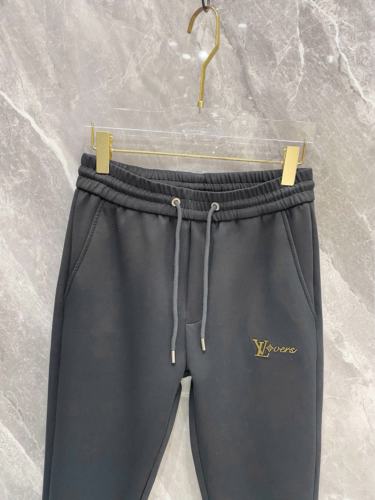 ¡P540 LV 2024ss otoño e invierno la mayoría de los pantalones de chándal casual pantalones de chándal elástico versión de alta calidad de la tela de hardware son contador de 1:1 pantalones personalizados se utilizan 100% tela de algodón logotipo utilizando el hardware clásico de la marca de moda flaco en uno de los pantalones de ancho y en forma en la parte superior del cuerpo no es en absoluto hinchada utilizando material de algodón importado de alta calidad en la parte superior del cuerpo super cómodo! ¡Con el clásico cordón de adorno de todo el pantalón fresco de lujo! ¡La parte superior del cuerpo no es pesado para mostrar la personalidad de la moda aliento! Color:Negro Estrella Gris Yardage:M-XXXL-High Fake Bags