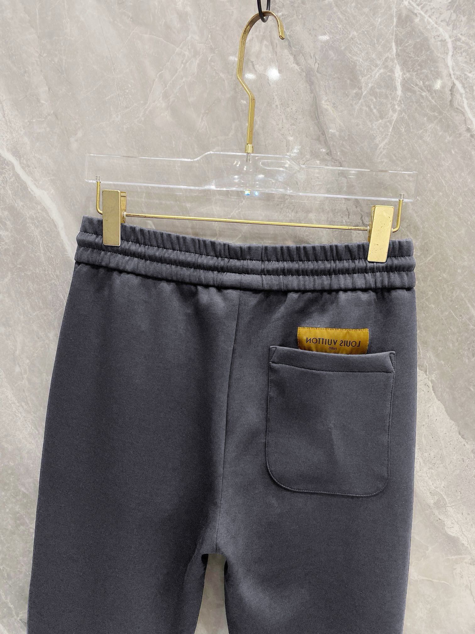 ¡P540 LV 2024ss otoño e invierno la mayoría de los pantalones de chándal casual pantalones de chándal elástico versión de alta calidad de la tela de hardware son contador de 1:1 pantalones personalizados se utilizan 100% tela de algodón logotipo utilizando el hardware clásico de la marca de moda flaco en uno de los pantalones de ancho y en forma en la parte superior del cuerpo no es en absoluto hinchada utilizando material de algodón importado de alta calidad en la parte superior del cuerpo super cómodo! ¡Con el clásico cordón de adorno de todo el pantalón fresco de lujo! ¡La parte superior del cuerpo no es pesado para mostrar la personalidad de la moda aliento! Color:Negro Estrella Gris Yardage:M-XXXL-High Fake Bags