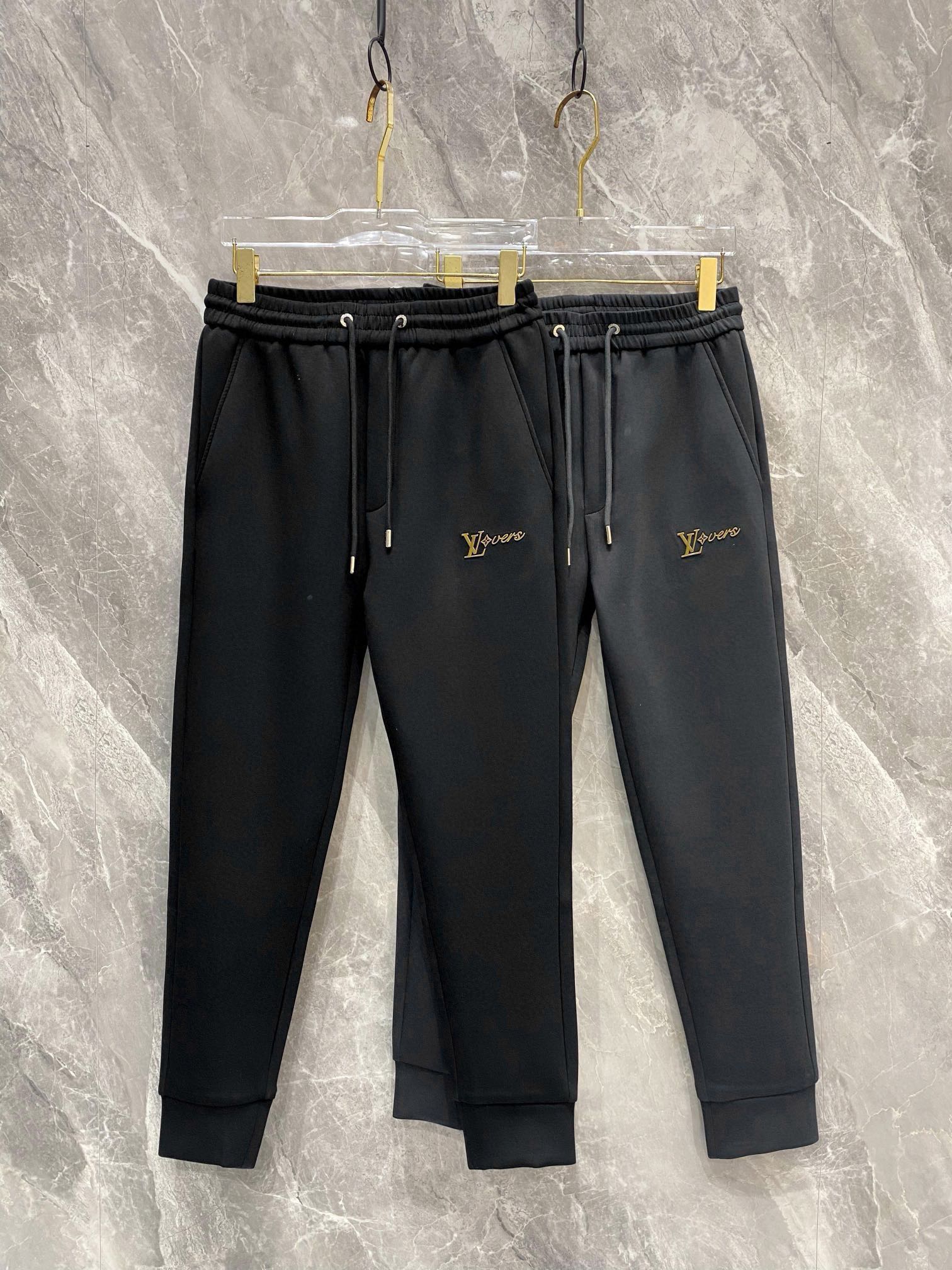 ¡P540 LV 2024ss otoño e invierno la mayoría de los pantalones de chándal casual pantalones de chándal elástico versión de alta calidad de la tela de hardware son contador de 1:1 pantalones personalizados se utilizan 100% tela de algodón logotipo utilizando el hardware clásico de la marca de moda flaco en uno de los pantalones de ancho y en forma en la parte superior del cuerpo no es en absoluto hinchada utilizando material de algodón importado de alta calidad en la parte superior del cuerpo super cómodo! ¡Con el clásico cordón de adorno de todo el pantalón fresco de lujo! ¡La parte superior del cuerpo no es pesado para mostrar la personalidad de la moda aliento! Color:Negro Estrella Gris Yardage:M-XXXL-High Fake Bags