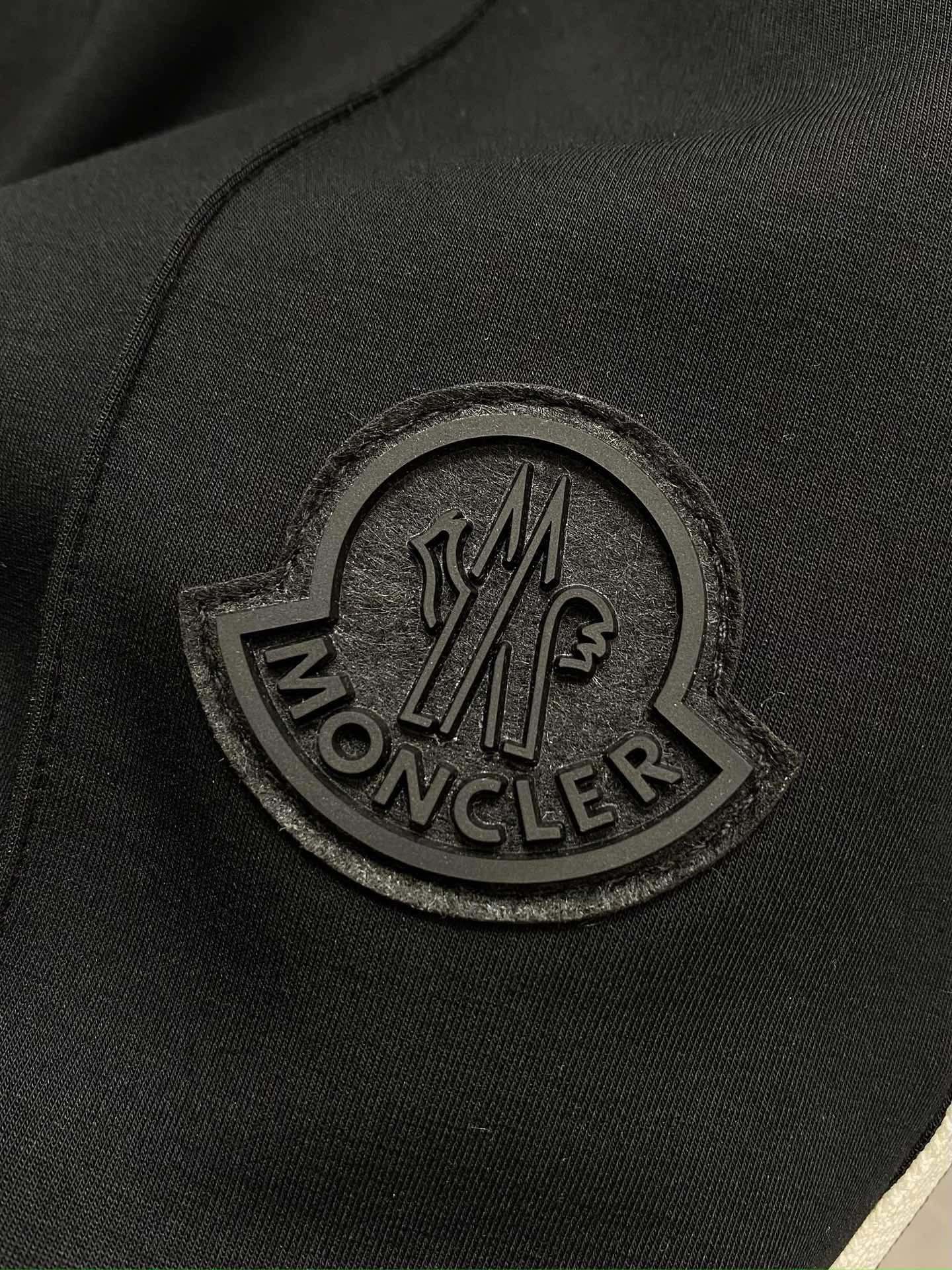 P540 Moncler Moncler Moncler 2024ss outono e inverno a maioria das calças de treino casuais calças de treino elásticas versão de alta qualidade do hardware de tecido são contadores 1:1 calças personalizadas são usadas 100% logotipo de tecido de algodão usando o capítulo clássico da marca menino elegante fino em uma das calças largas e moldadas na parte superior do corpo não é de todo inchado usando material de algodão importado de alta qualidade na parte superior do corpo super confortável! Com o clássico cordão de ajuste, o conjunto das calças é muito sofisticado! A parte superior do corpo não é pesada para mostrar a respiração da personalidade da moda! 🌽Cor: cinzento estrelado pretoSérie: M-XXXL-Sacos de alta moda