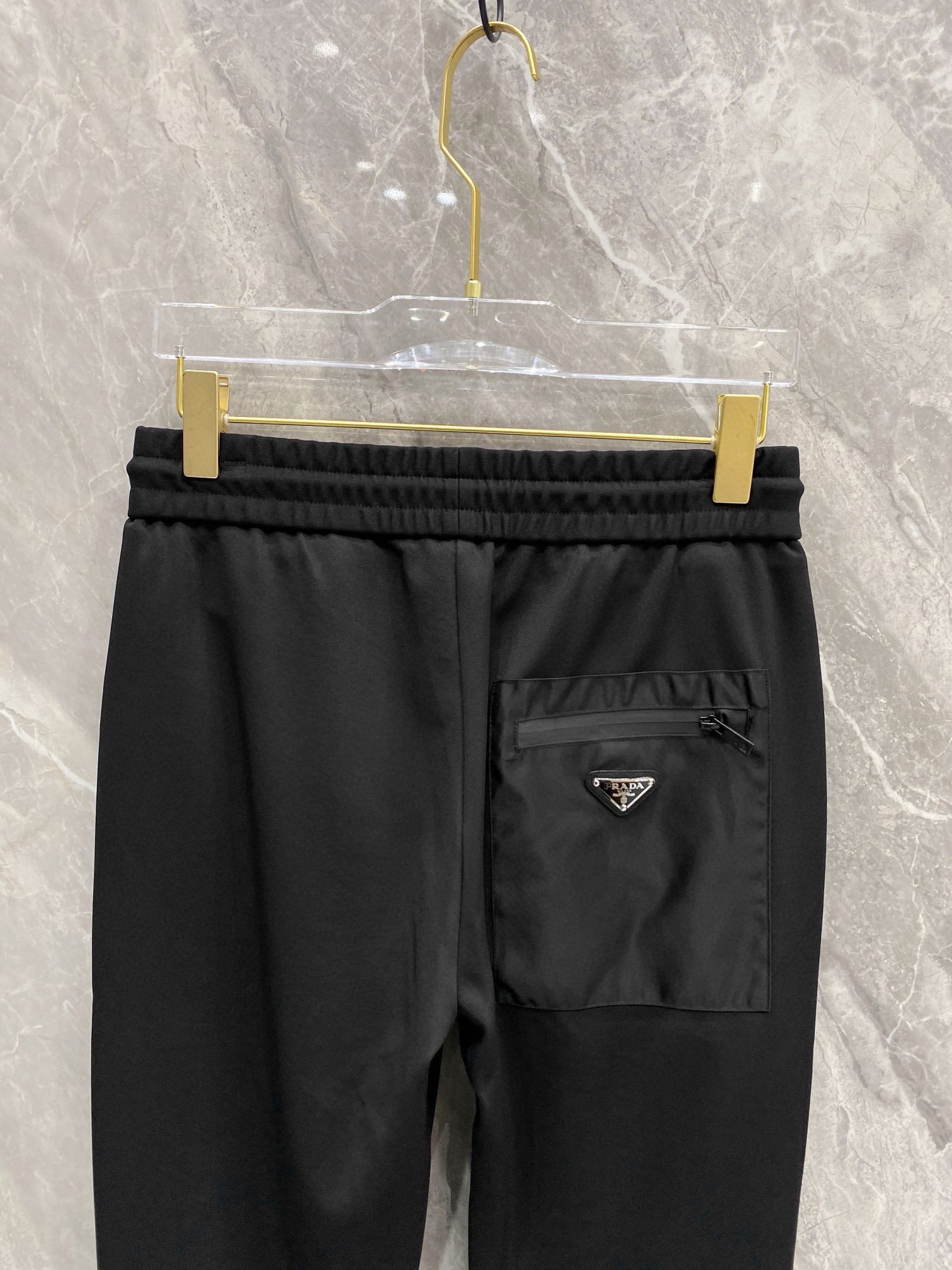 P540 Prada Prada 2024ss automne et hiver pantalon de survêtement le plus décontracté version haut de gamme du tissu matériel sont contre 1:1 pantalon personnalisé sont utilisés 100% logo en tissu de coton en utilisant la broderie tridimensionnelle classique de la marque à la mode skinny dans un des pantalons large et en forme sur le haut du corps n'est pas du tout gonflé en utilisant des matériaux de coton importé de haute qualité sur le haut du corps super confortable ! Avec le cordon de serrage classique, l'ensemble du pantalon est cool et haut de gamme ! Le haut du corps n'est pas lourd pour montrer la personnalité de la mode souffle ! 🌽Color : Black Size : M-XXXL-High-fashion bags