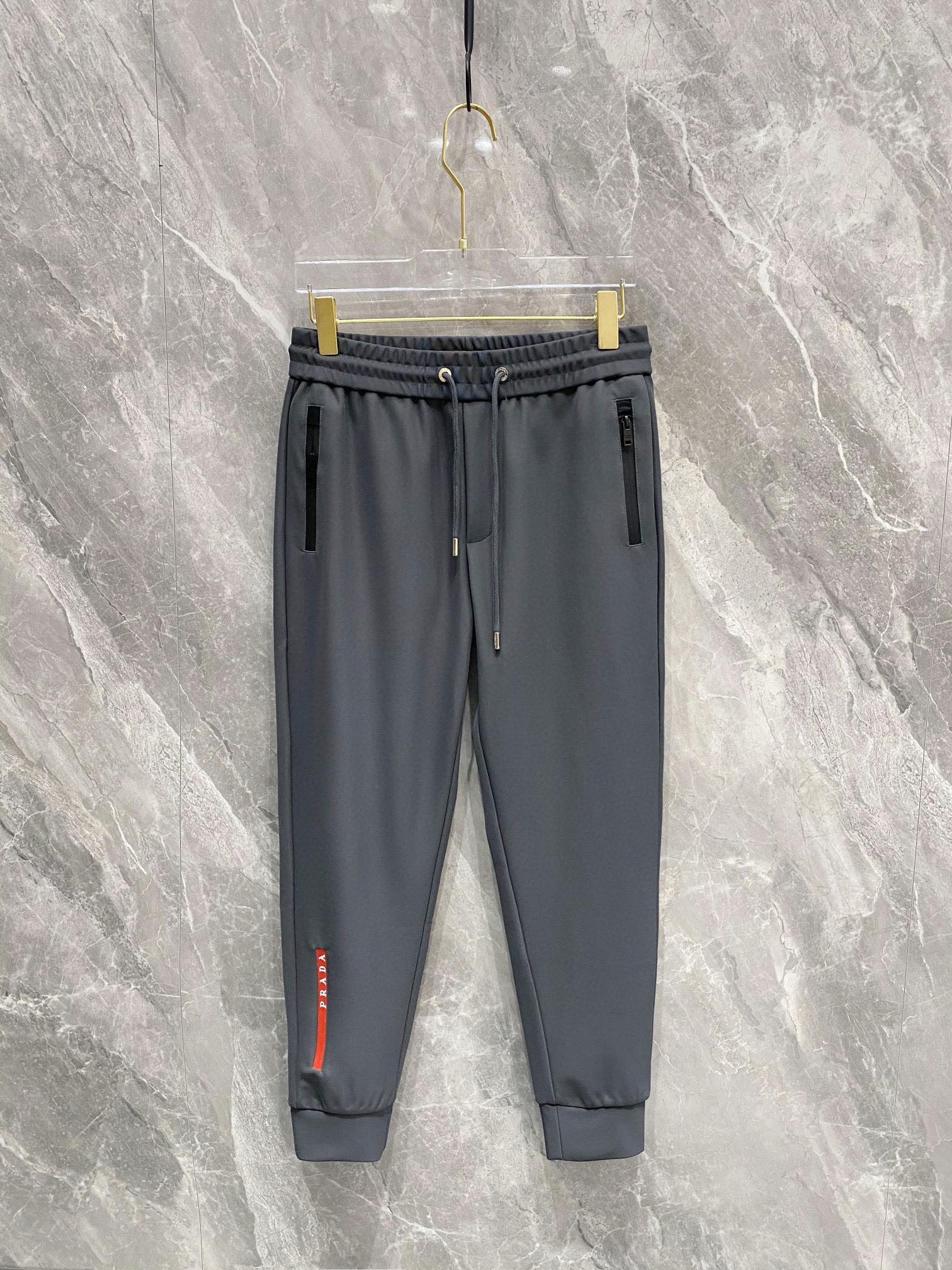 P540 Prada Prada 2024ss automne et hiver pantalon de survêtement le plus décontracté version haut de gamme du tissu matériel sont contre 1:1 pantalon personnalisé sont utilisés 100% logo en tissu de coton en utilisant la broderie tridimensionnelle classique de la marque à la mode skinny dans un des pantalons large et en forme sur le haut du corps n'est pas du tout gonflé en utilisant des matériaux de coton importé de haute qualité sur le haut du corps super confortable ! Avec le cordon de serrage classique, l'ensemble du pantalon est cool et haut de gamme ! Le haut du corps n'est pas lourd pour montrer la personnalité de la mode souffle ! 🌽Color : Black Size : M-XXXL-High-fashion bags