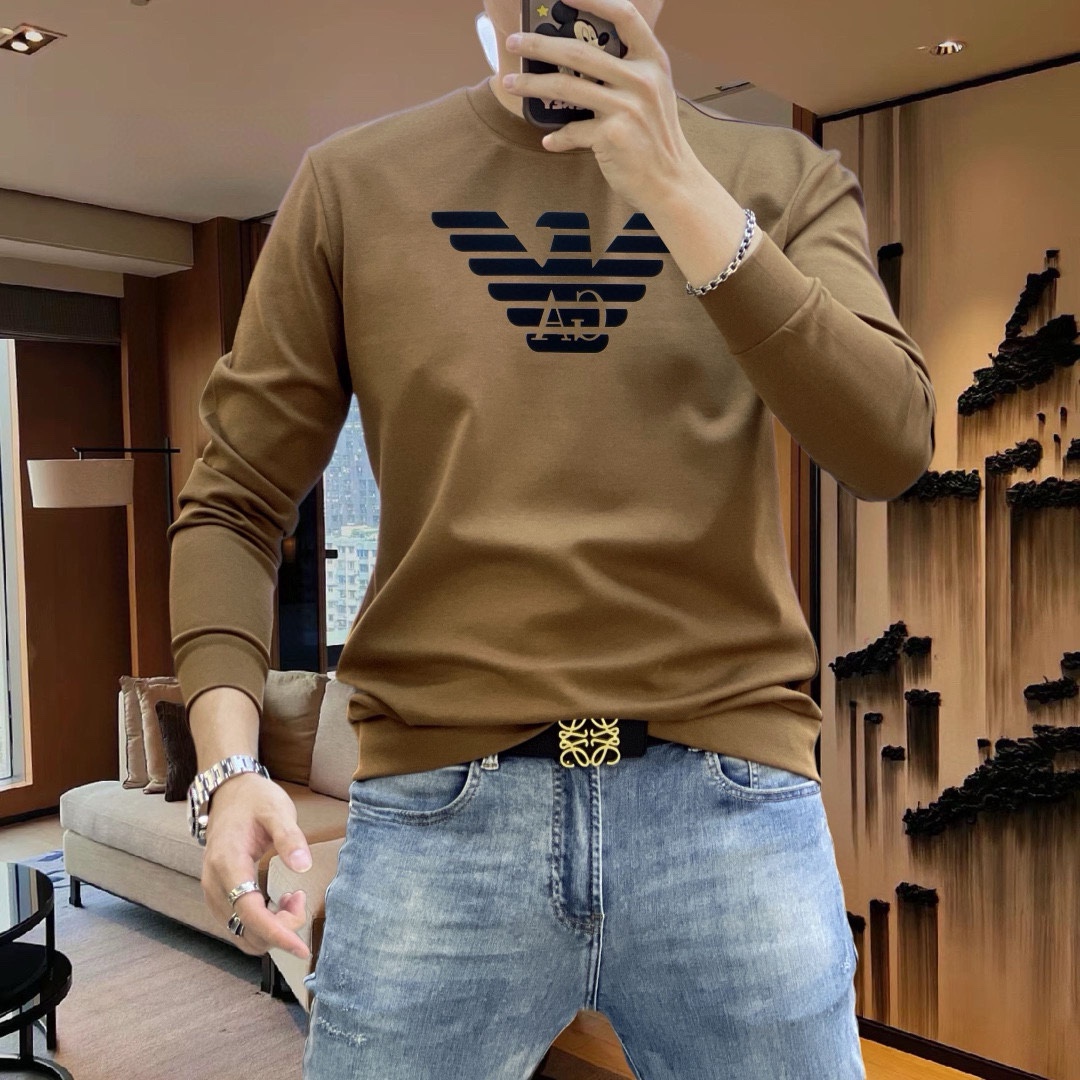 P420 DG 2024 قميص سويت شيرت الخريف المبكر GW Sync Sweatshirt! استمرارًا للكلاسيكية! نموذج طلب كامل الجودة! تصميم بشعار الشعار الثقيل على الصدر مصنوع من القماش القطني الفاخر المخصص الراقي من الشكل إلى التصميم هو الموجة الجديدة في هذا العصر بغض النظر عن الشكل أو التصميم تفاصيل كافية! نسخة عريضة قليلاً من خط العنق عريض قليلاً من خط العنق الجذاب قليلاً شكل جيد ونسيج جيد! خامة قطن ناعم عالي الكثافة على الجسم مريح للبشرة ودافئ وأنيق! ياردة M-4XL (178 140 كجم L بحد أقصى 200 كجم)