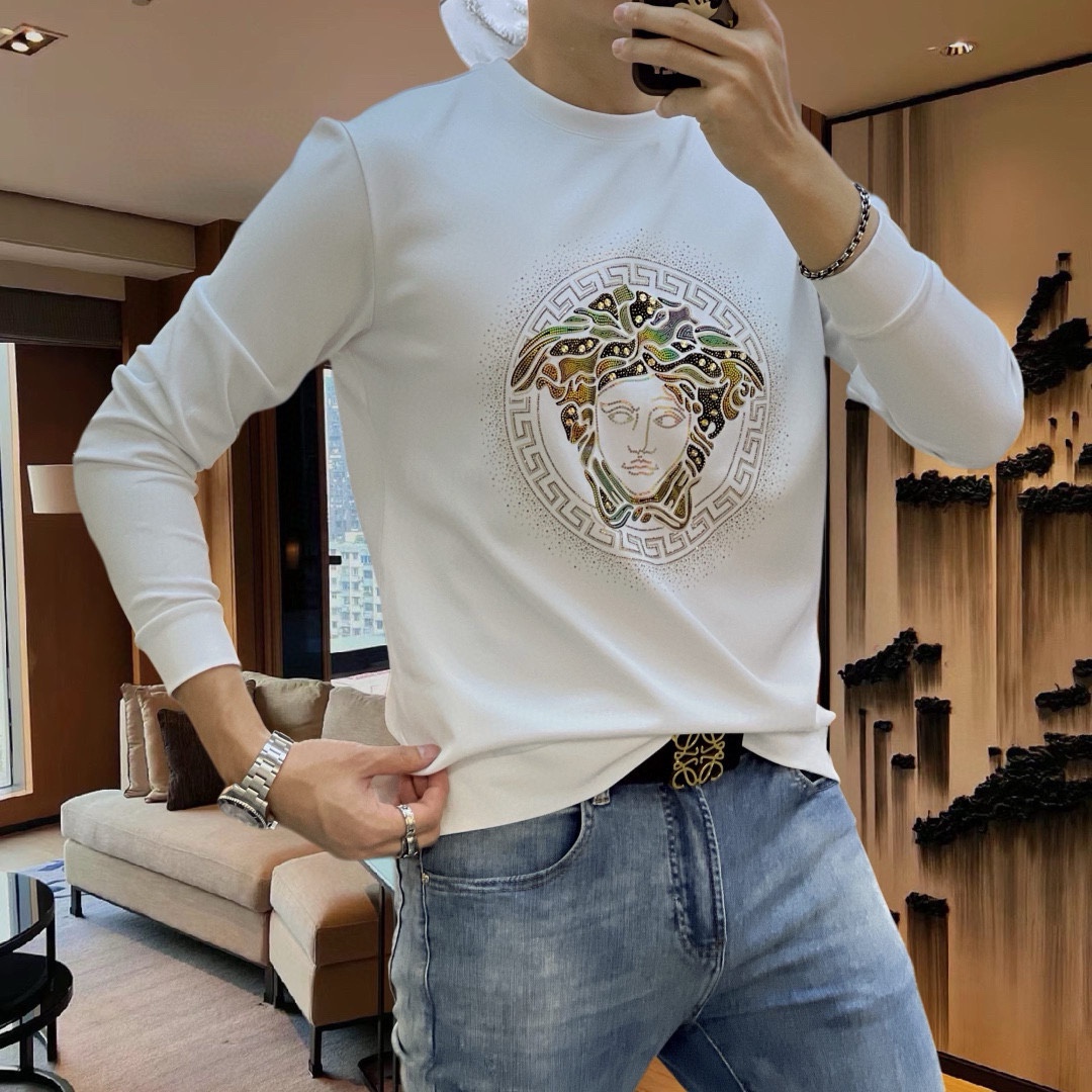 ¡P420 VER Camiseta Versace Early Autumn 2024 GW Sync Sweatshirt! ¡La continuación de un clásico! ¡Modelo de la orden de calidad completa! ¡Pecho pesado diseño del logotipo a mano de gama alta de tela de algodón fino personalizado de la forma al diseño son muy era de la nueva ola de la sensación si la forma o el diseño suficientes detalles! ¡Ligeramente amplia versión del escote ligeramente favorecedor cuello buena forma y buena tela! ¡Material de algodón fino de alta densidad en el cuerpo cómodo de la piel caliente y con estilo! Yardage M-4XL (178 140 kg L máximo 200 kg)