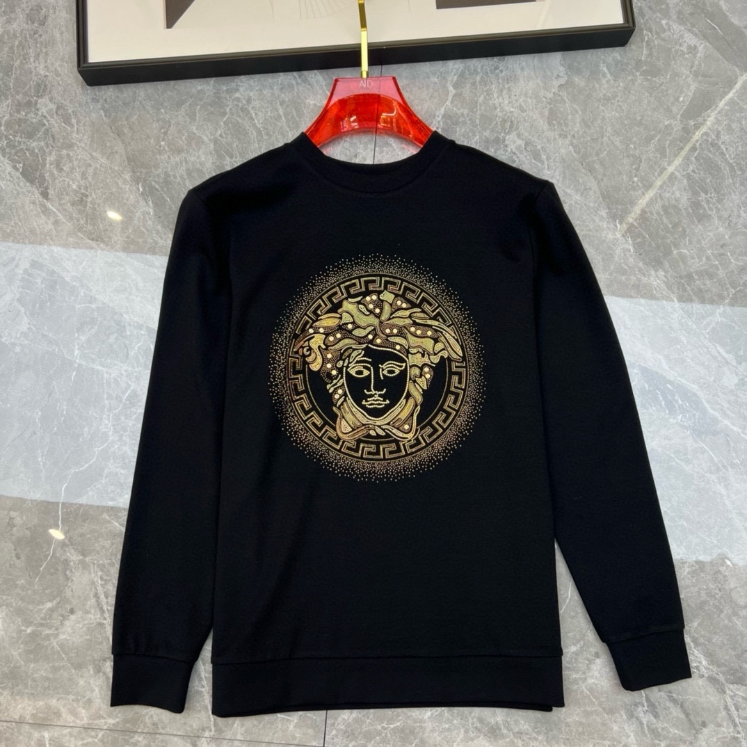 ¡P420 VER Camiseta Versace Early Autumn 2024 GW Sync Sweatshirt! ¡La continuación de un clásico! ¡Modelo de la orden de calidad completa! ¡Pecho pesado diseño del logotipo a mano de gama alta de tela de algodón fino personalizado de la forma al diseño son muy era de la nueva ola de la sensación si la forma o el diseño suficientes detalles! ¡Ligeramente amplia versión del escote ligeramente favorecedor cuello buena forma y buena tela! ¡Material de algodón fino de alta densidad en el cuerpo cómodo de la piel caliente y con estilo! Yardage M-4XL (178 140 kg L máximo 200 kg)