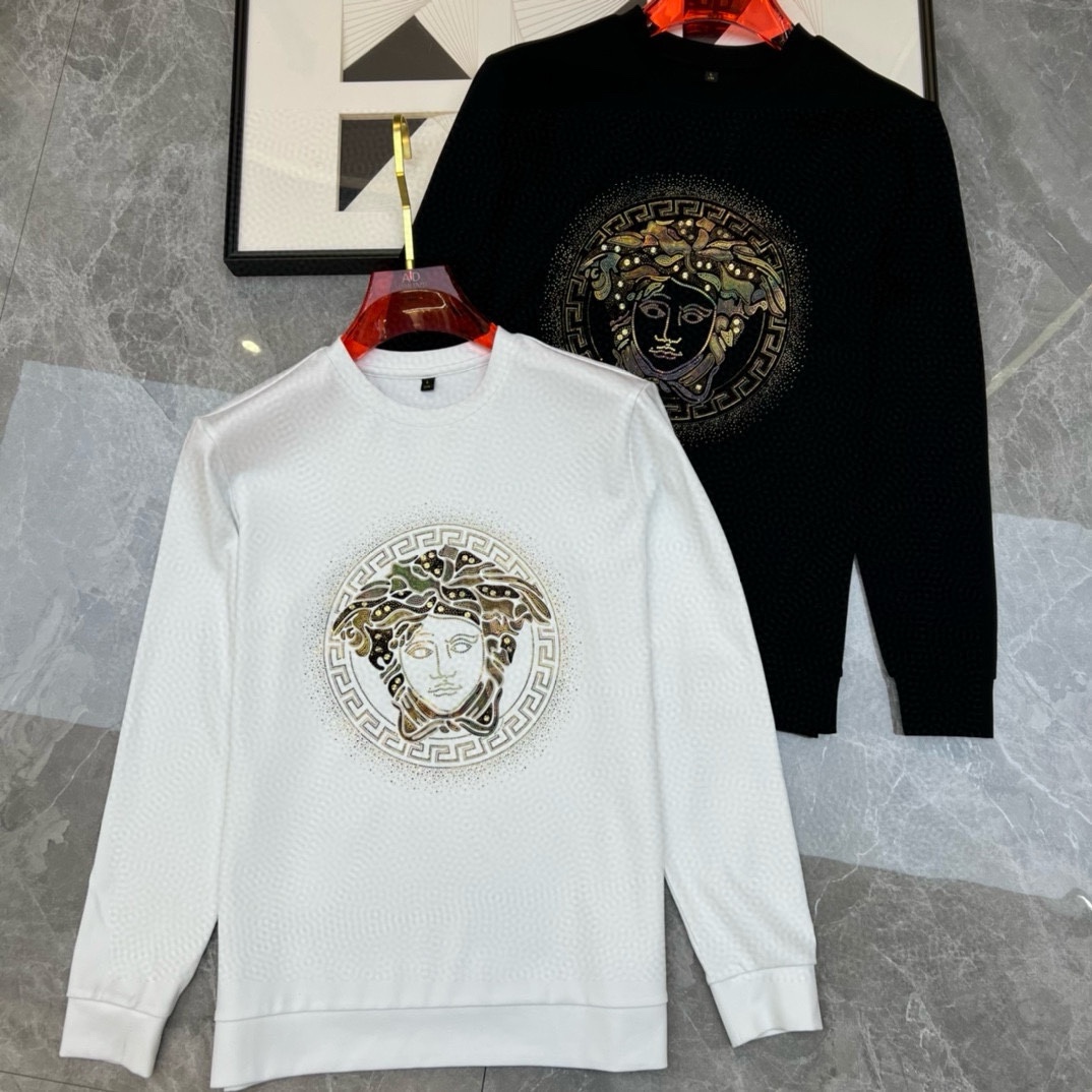 ¡P420 VER Camiseta Versace Early Autumn 2024 GW Sync Sweatshirt! ¡La continuación de un clásico! ¡Modelo de la orden de calidad completa! ¡Pecho pesado diseño del logotipo a mano de gama alta de tela de algodón fino personalizado de la forma al diseño son muy era de la nueva ola de la sensación si la forma o el diseño suficientes detalles! ¡Ligeramente amplia versión del escote ligeramente favorecedor cuello buena forma y buena tela! ¡Material de algodón fino de alta densidad en el cuerpo cómodo de la piel caliente y con estilo! Yardage M-4XL (178 140 kg L máximo 200 kg)