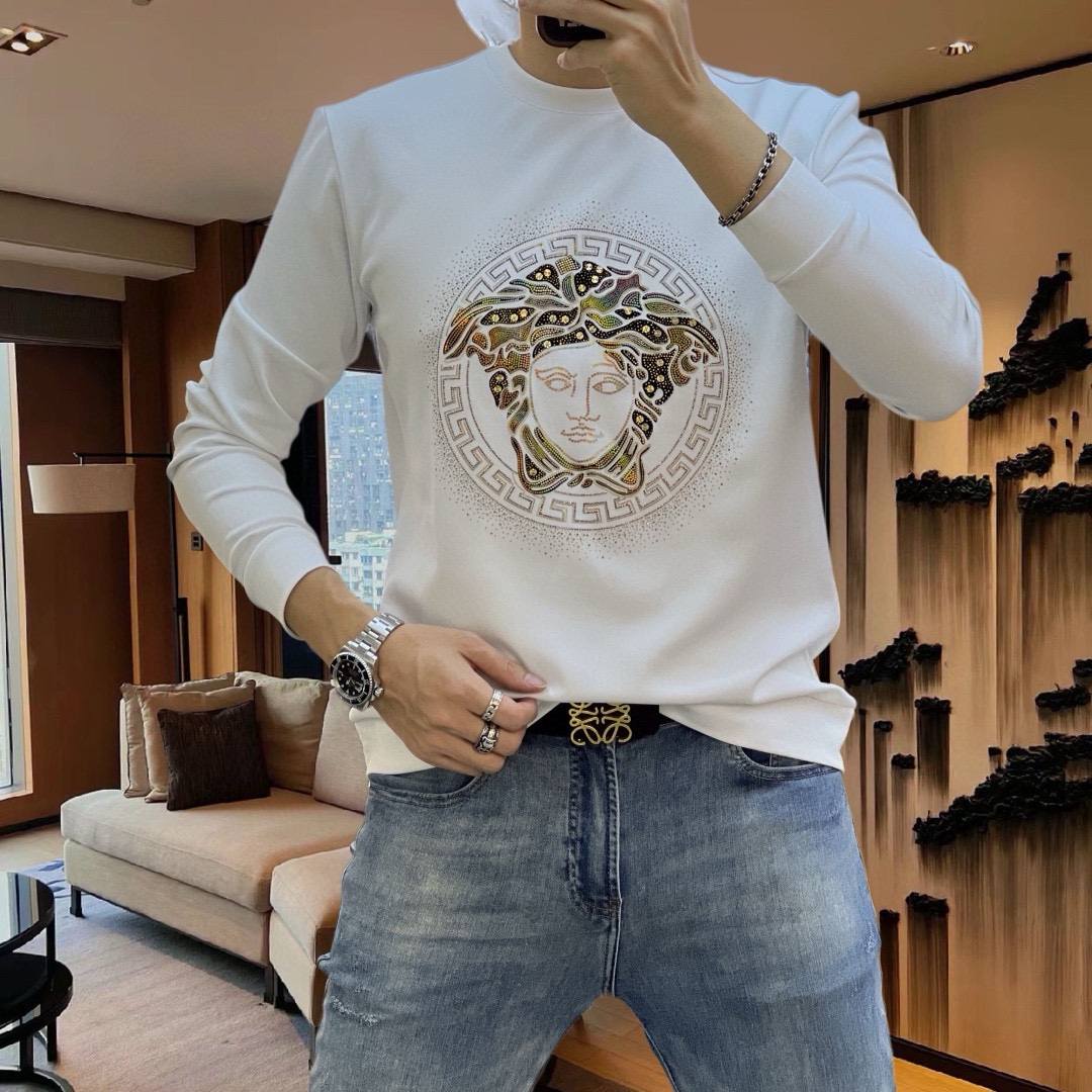 ¡P420 VER Camiseta Versace Early Autumn 2024 GW Sync Sweatshirt! ¡La continuación de un clásico! ¡Modelo de la orden de calidad completa! ¡Pecho pesado diseño del logotipo a mano de gama alta de tela de algodón fino personalizado de la forma al diseño son muy era de la nueva ola de la sensación si la forma o el diseño suficientes detalles! ¡Ligeramente amplia versión del escote ligeramente favorecedor cuello buena forma y buena tela! ¡Material de algodón fino de alta densidad en el cuerpo cómodo de la piel caliente y con estilo! Yardage M-4XL (178 140 kg L máximo 200 kg)