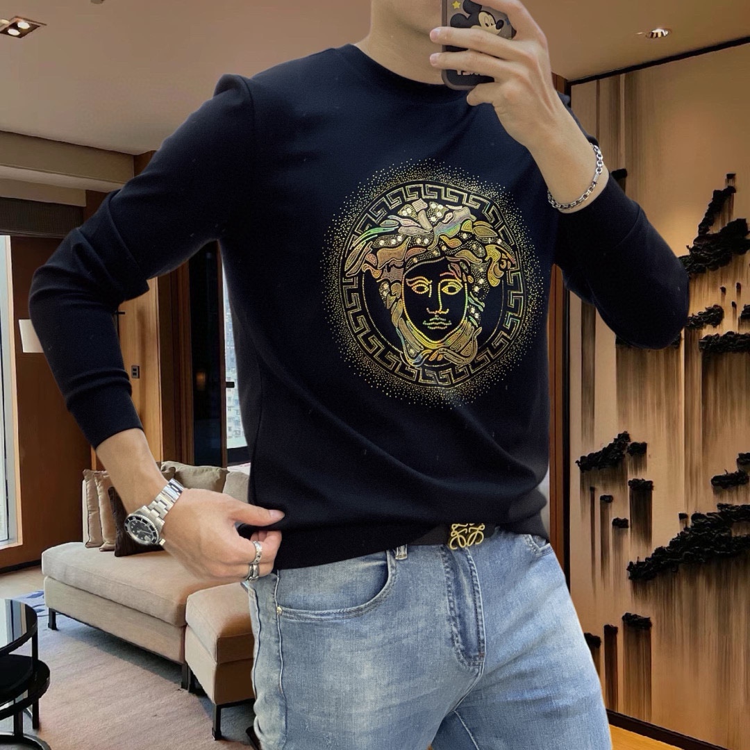 P420 DG 2024 قميص سويت شيرت الخريف المبكر GW Sync Sweatshirt! استمرارًا للكلاسيكية! نموذج طلب كامل الجودة! تصميم بشعار الشعار الثقيل على الصدر مصنوع من القماش القطني الفاخر المخصص الراقي من الشكل إلى التصميم هو الموجة الجديدة في هذا العصر بغض النظر عن الشكل أو التصميم تفاصيل كافية! نسخة عريضة قليلاً من خط العنق عريض قليلاً من خط العنق الجذاب قليلاً شكل جيد ونسيج جيد! خامة قطن ناعم عالي الكثافة على الجسم مريح للبشرة ودافئ وأنيق! ياردة M-4XL (178 140 كجم L بحد أقصى 200 كجم)