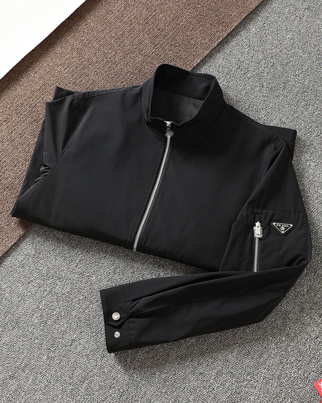 P900 Prada Prada 24 veste à col version micro originale de l'exécution de première classe tissu est un mélange de nylon micro extensible haute définition goût exquis sec unicolore en : noir code : M L XL 2XL 3XL-high réplique sacs