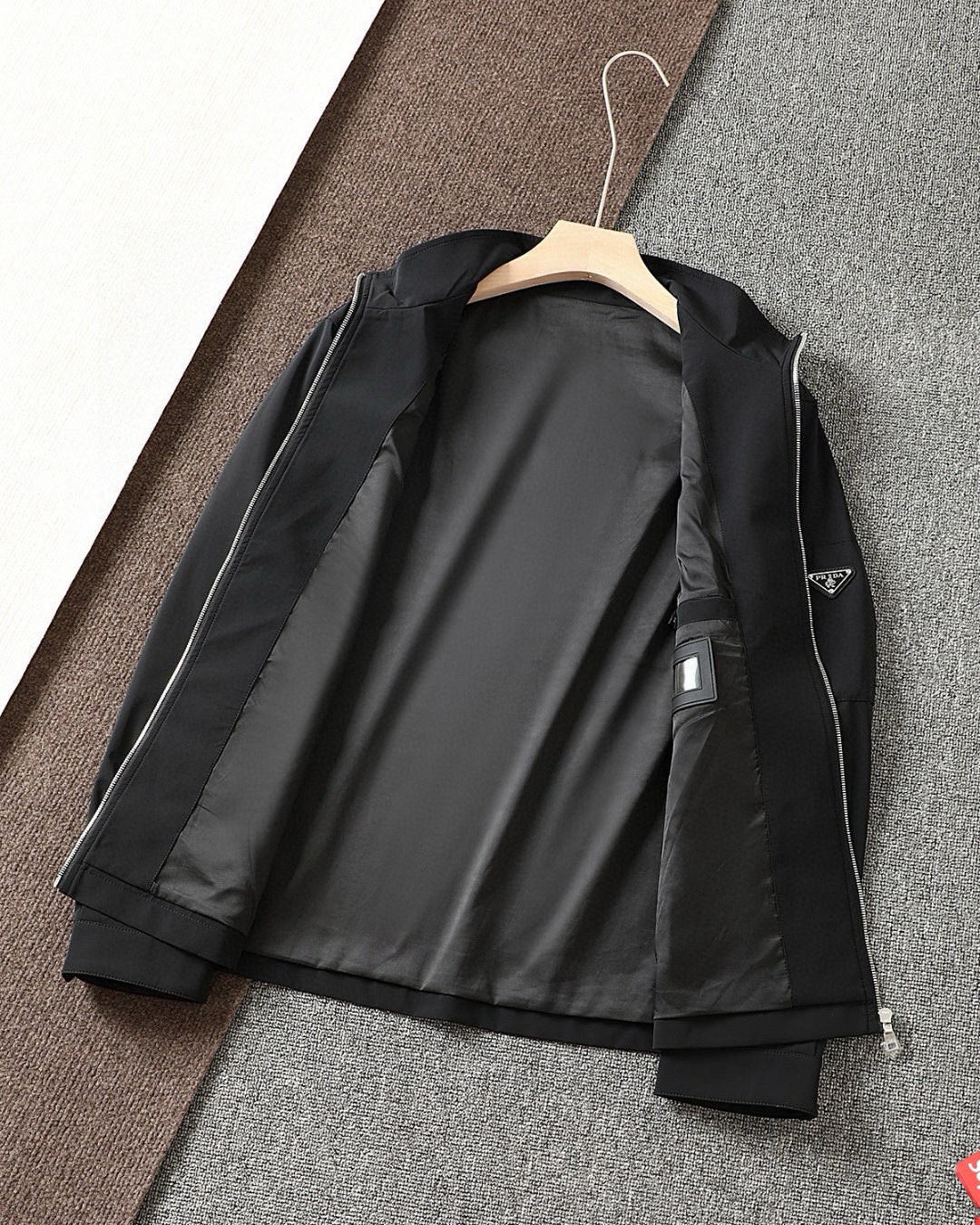 P900 Prada Prada 24 veste à col version micro originale de l'exécution de première classe tissu est un mélange de nylon micro extensible haute définition goût exquis sec unicolore en : noir code : M L XL 2XL 3XL-high réplique sacs