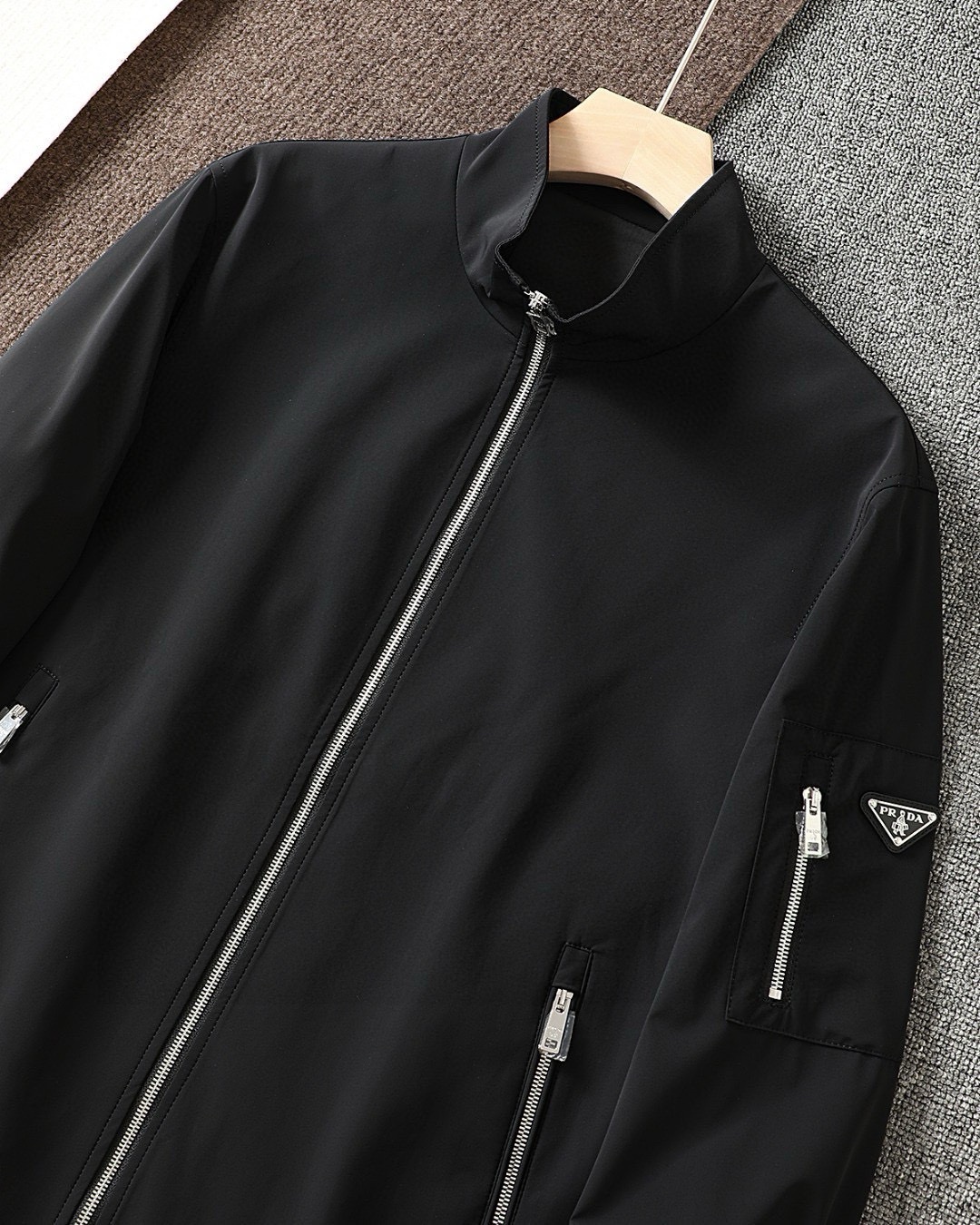 P900 Prada Prada 24 collar jacket micro-original design version of the first-class workmanship fabric is a high-definition micro-stretch nylon blend exquisite dry taste one-color into: black yards: M L XL 2XL 3XL-high imitation factory